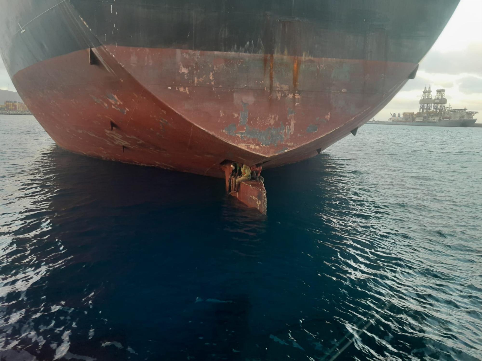 Tres migrantes sobrevivieron 11 días en un timón petrolero con destino a España. Noticias en tiempo real