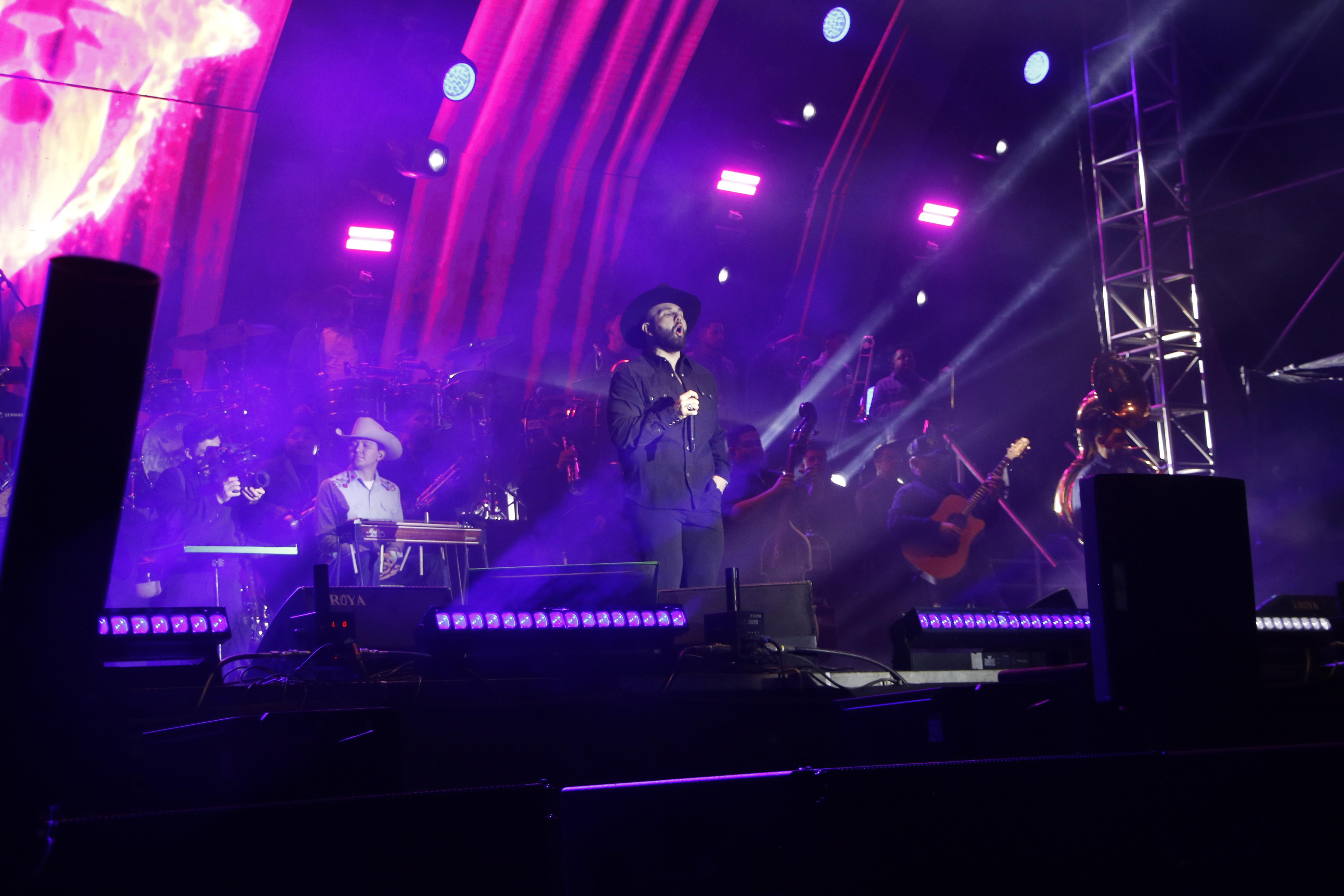 Carin León vence al frío y hace cantar al público saltillense en concierto