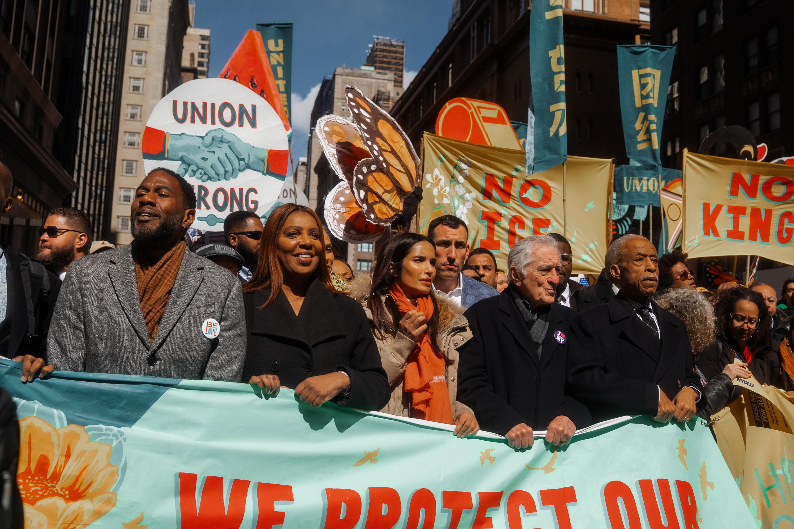 Robert De Niro lidera protestas contra Trump en Nueva York y llama a defender la democracia