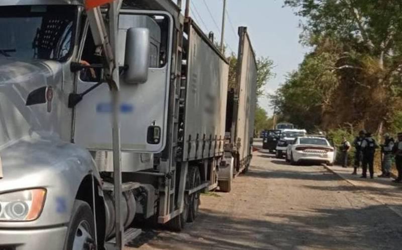 Al estilo Rápido y Furioso roban tráiler con camionetas GM de lujo en Guanajuato. Noticias en tiempo real