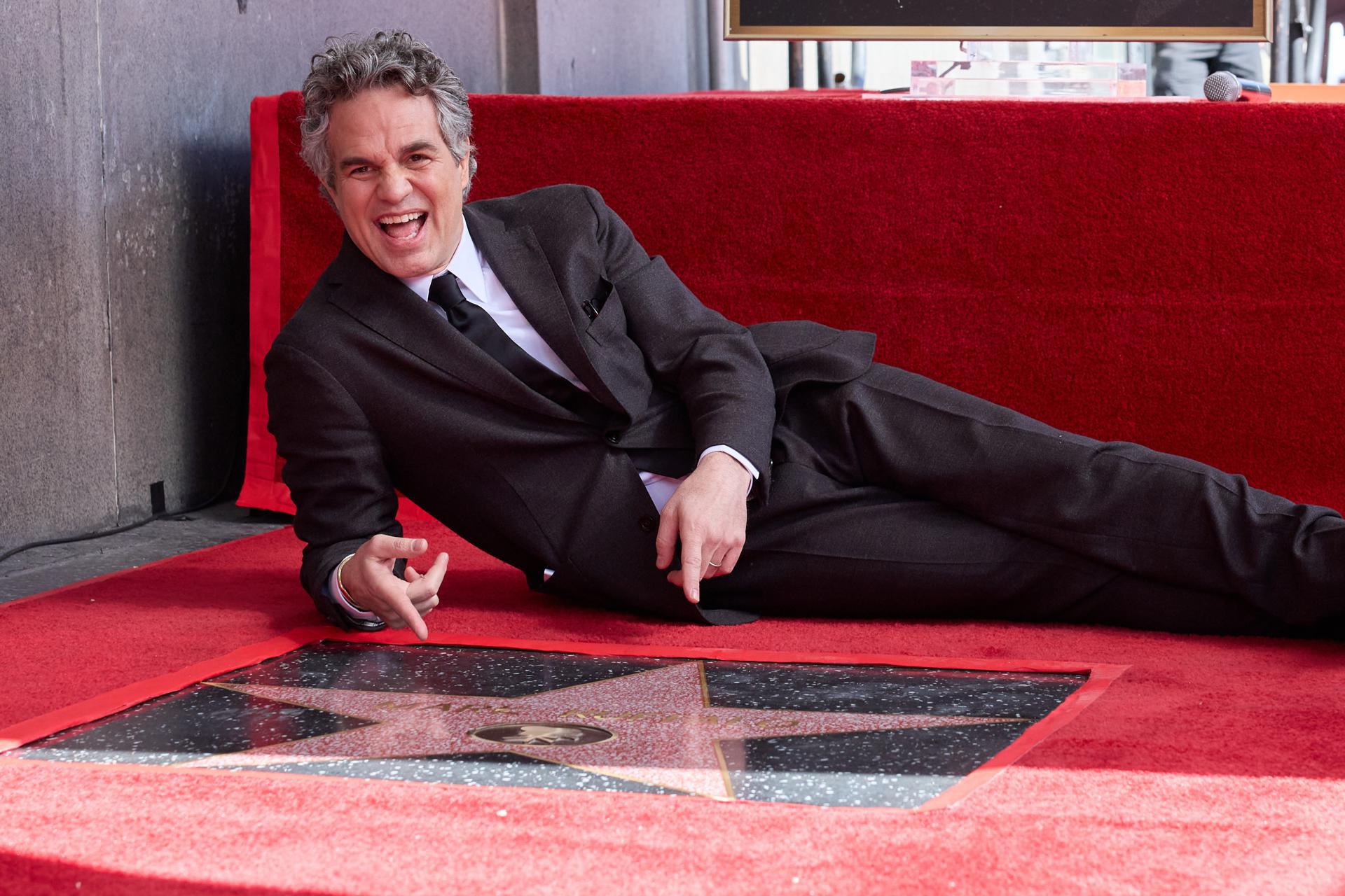 Mark Ruffalo recibe su estrella en el Paseo de la Fama de Hollywood. Noticias en tiempo real