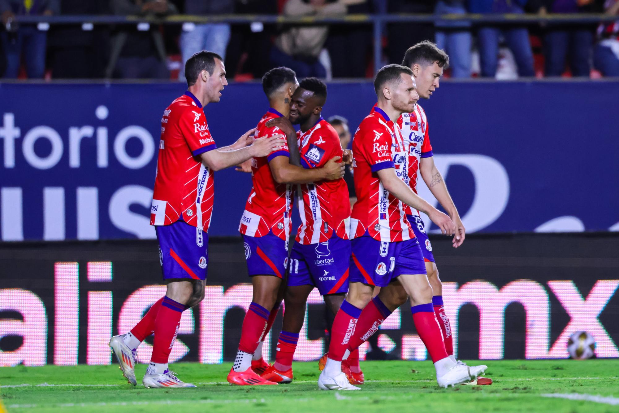 Este jueves, Atlético de San Luis dio un gran paso hacia las semifinales del Torneo Apertura 2024 de la Liga MX al vencer 3-0 a Tigres en un emocionante encuentro disputado en el Estadio Alfonso Last