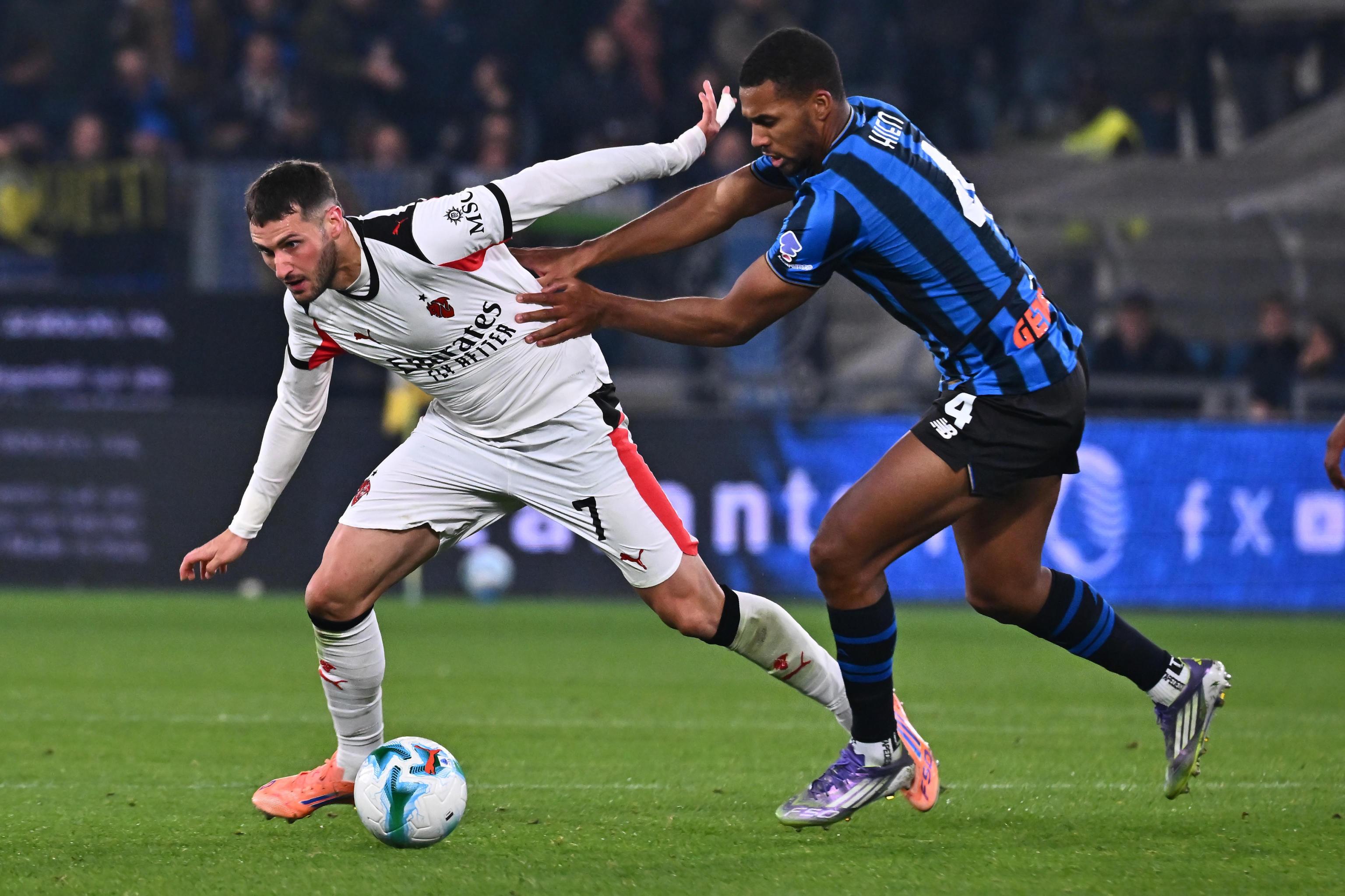 Giménez sale lesionado en el empate 1-1 entre Milan y Atalanta en la Serie A