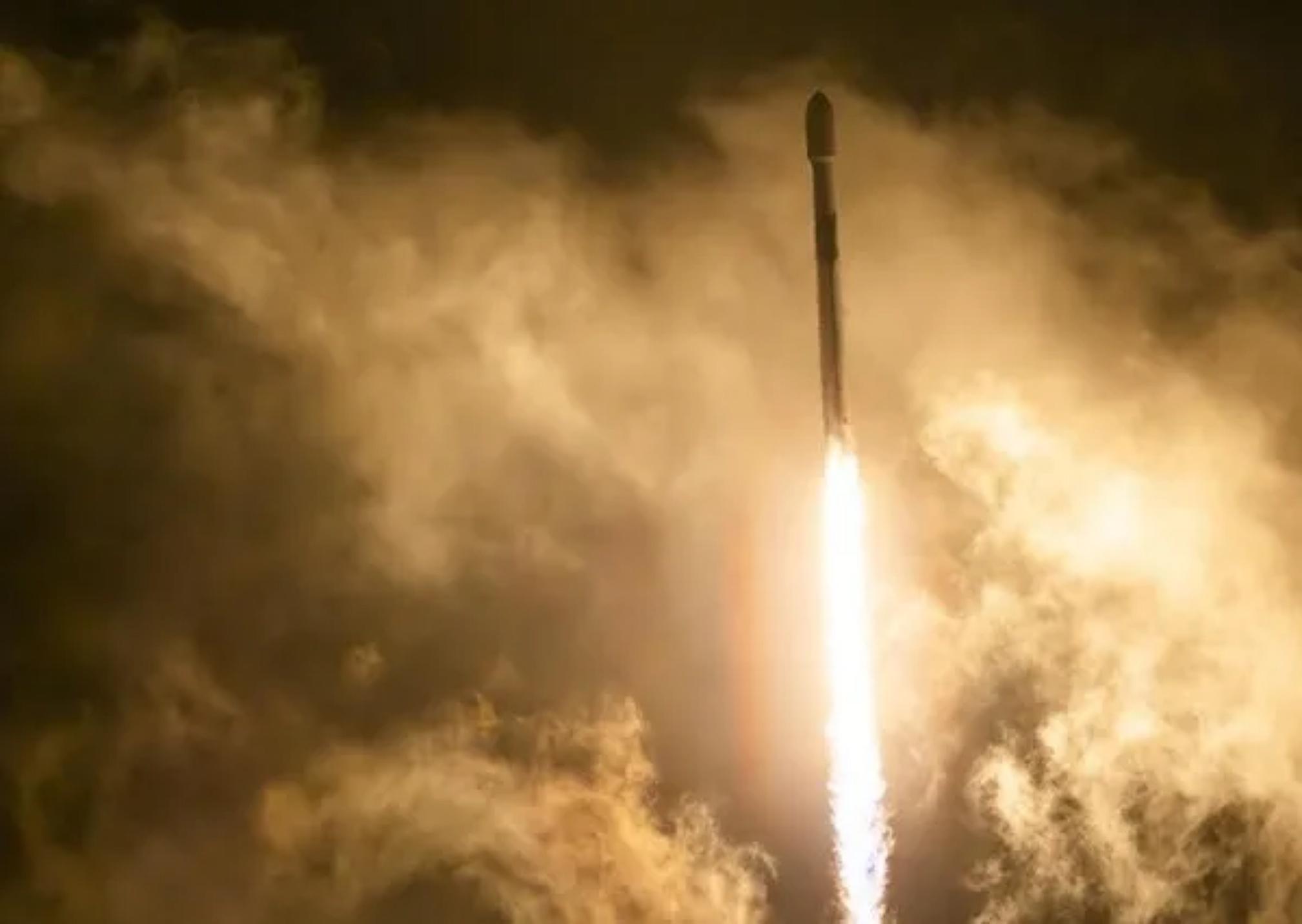Estudio revela que el lanzamiento masivo de satélites está llenando de hollín la atmósfera superior