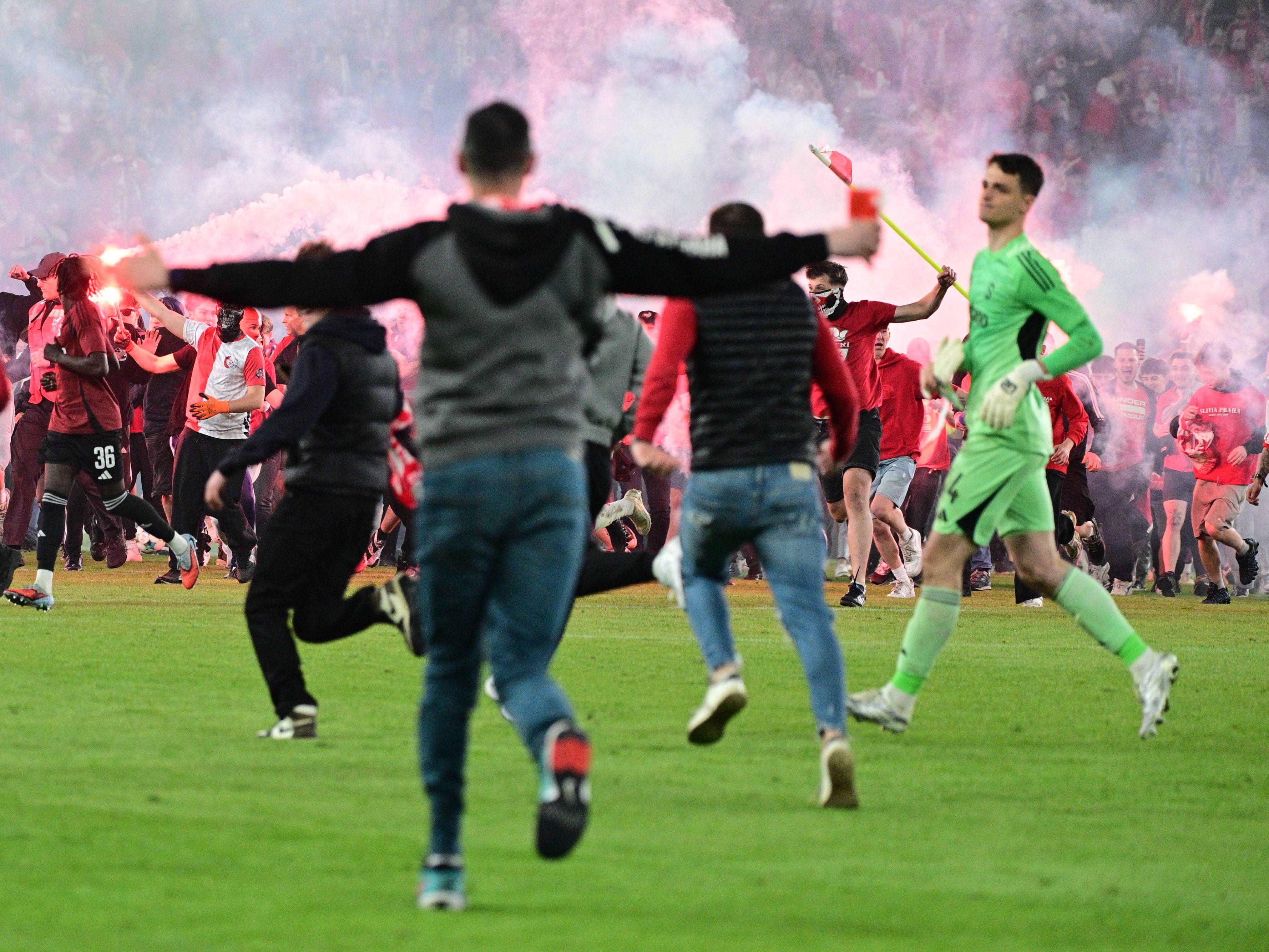 ¡Locura en el futbol de Europa! Aficionados invaden la cancha y arruinan el festejo de título del Slavia en el Clásico de Praga