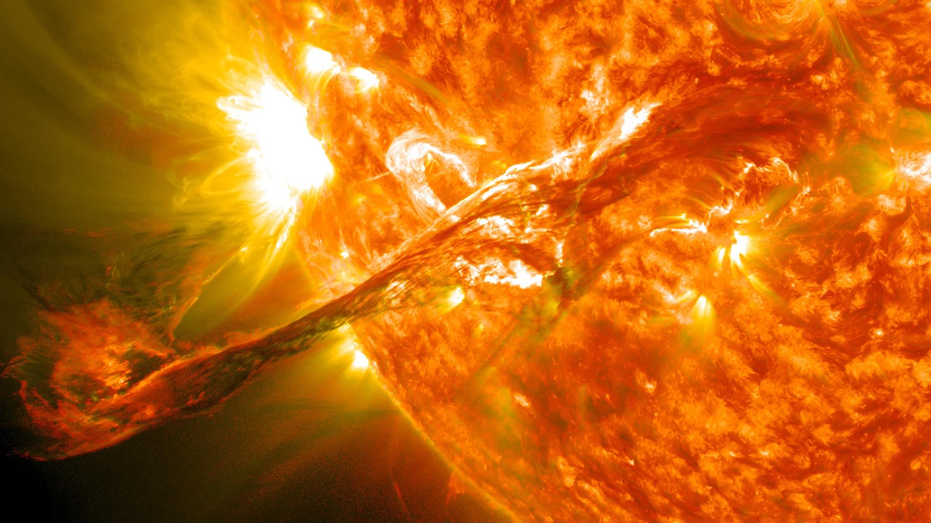 ¡Se aproxima gran erupción solar a la Tierra!... es la más poderosa en 7 años y podría causar apagones, dañar GPS y satélites . Noticias en tiempo real