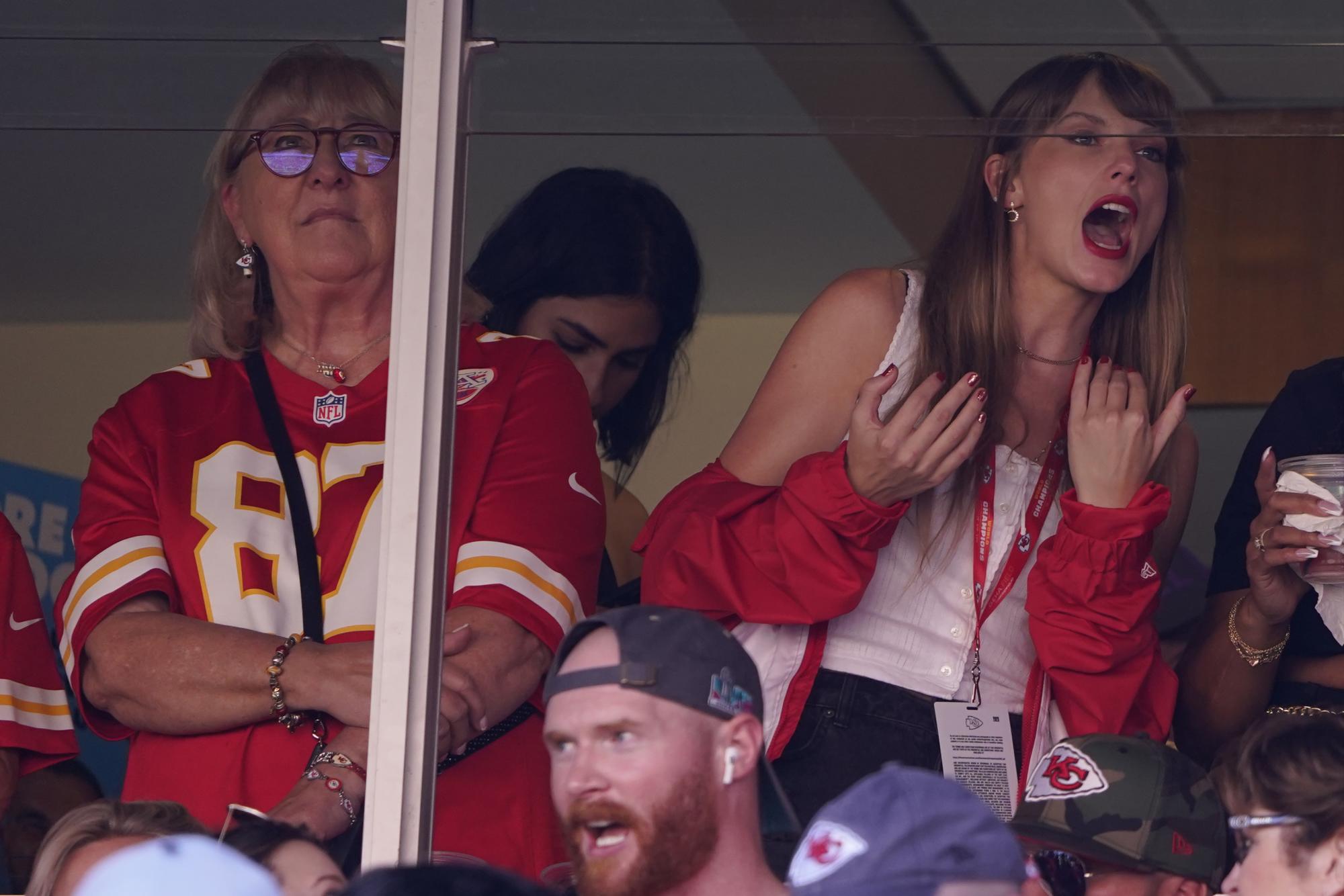 ¿Dijo que sí? Asiste Taylor Swift a juego de los Chiefs y así reacciona tras anotación de Travis Kelce ante los Bears. Noticias en tiempo real