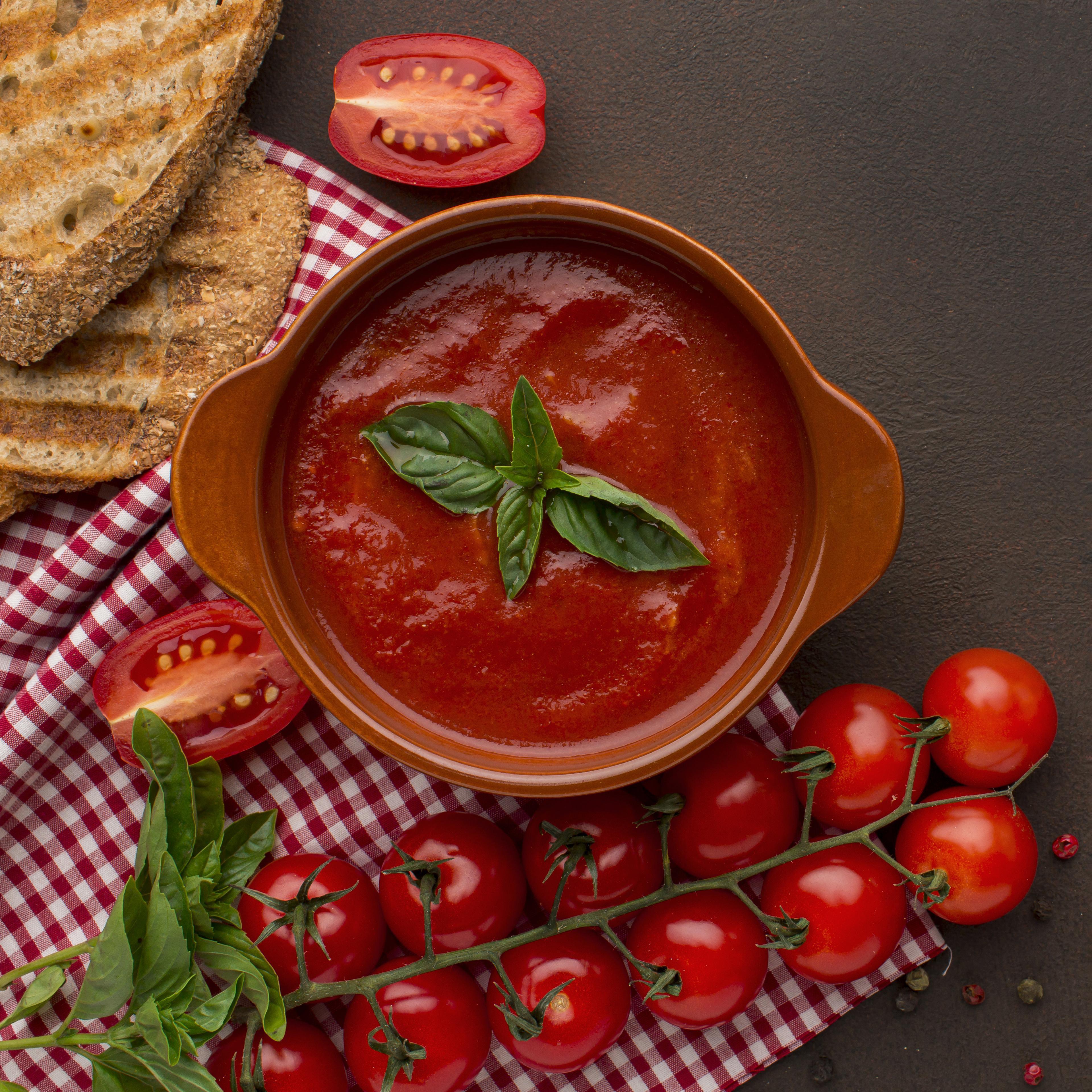 El tomate, por su sabor, es muy versátil para servir, acompañar o ayudar en la preparación de otros alimentos, complementando el plato.