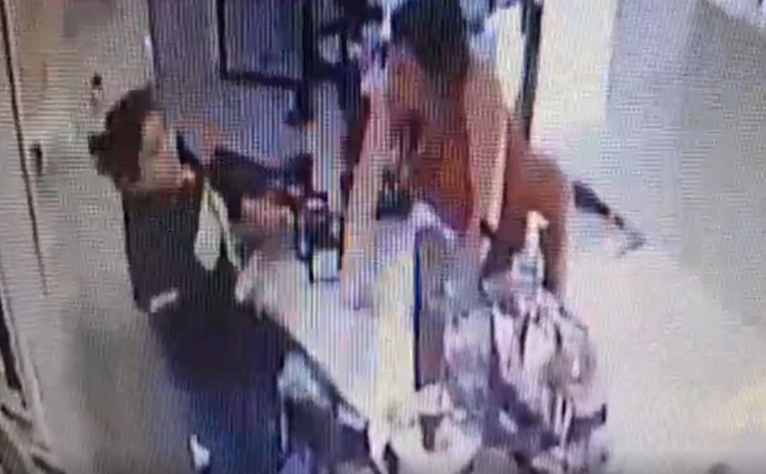 Mujer trans golpea a cajera tras pleito por un cambio de 500 pesos, en el Centro de Torreón. Noticias en tiempo real