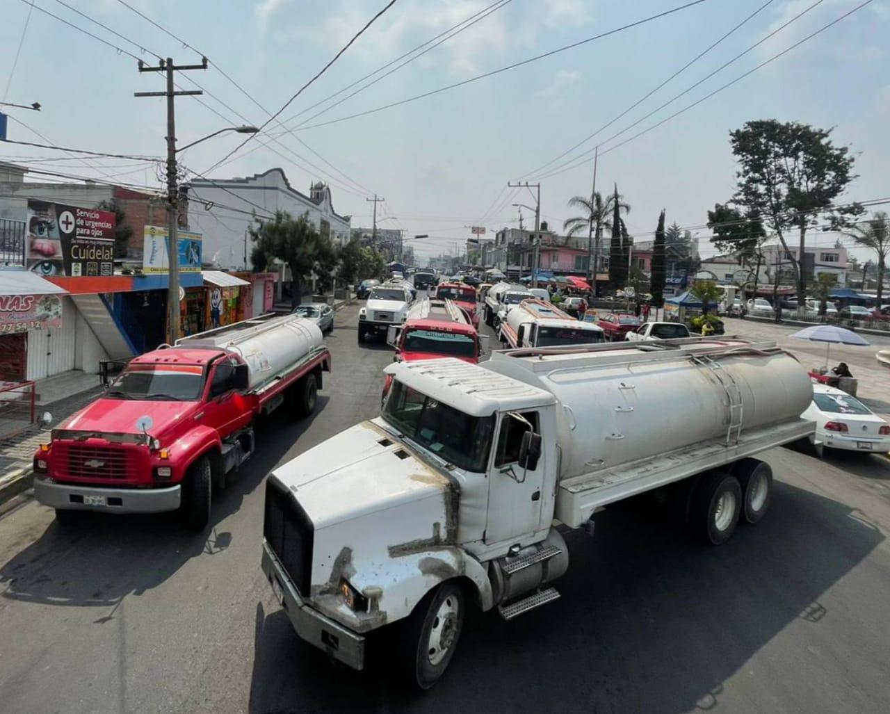 Torreón: Transportistas bloquean calzada Cuauhtémoc contra pipas ‘pirata’. Noticias en tiempo real