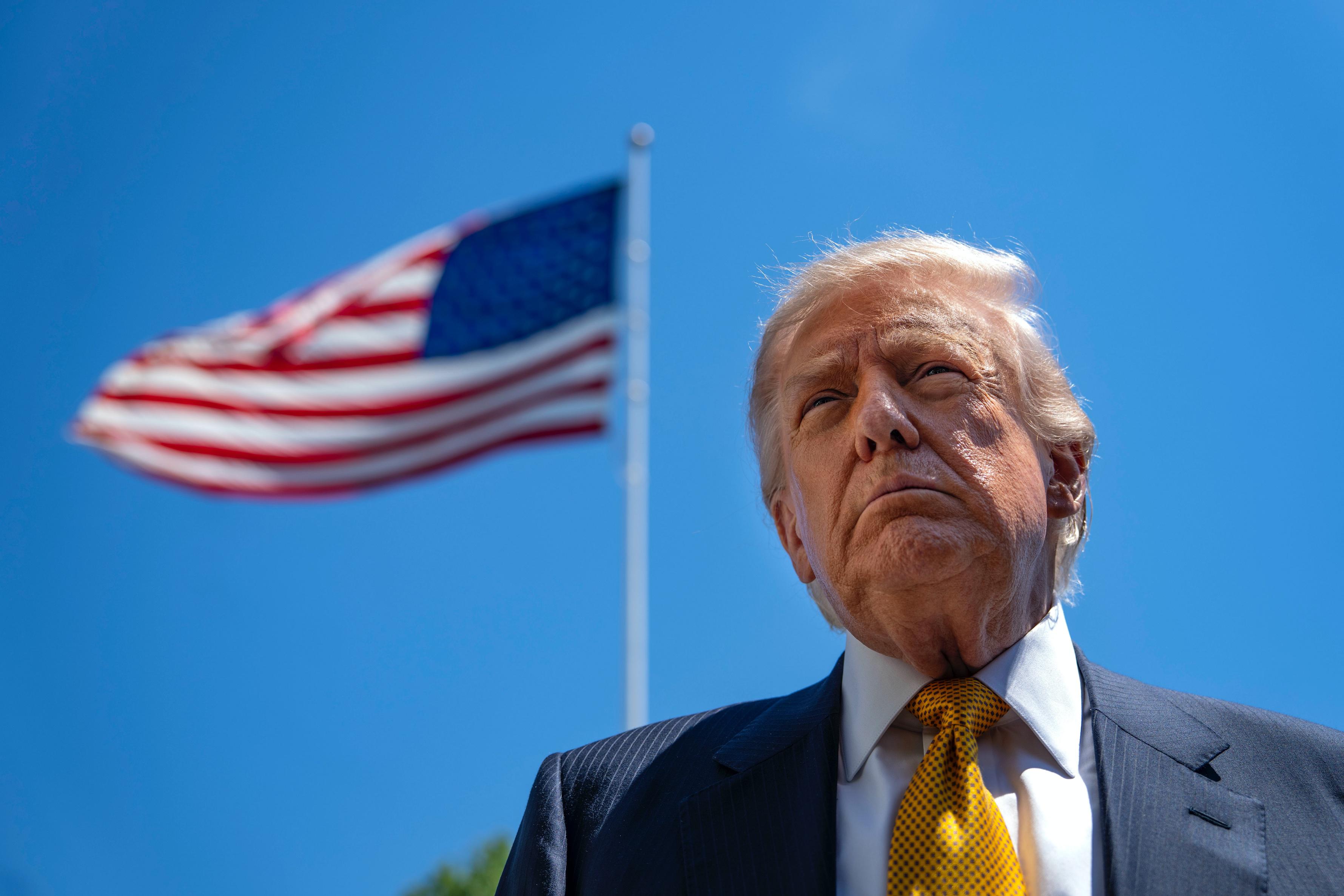 El presidente estadounidense Donald Trump habla con la prensa antes de partir de la Casa Blanca rumbo a China, en Washington, D.C..