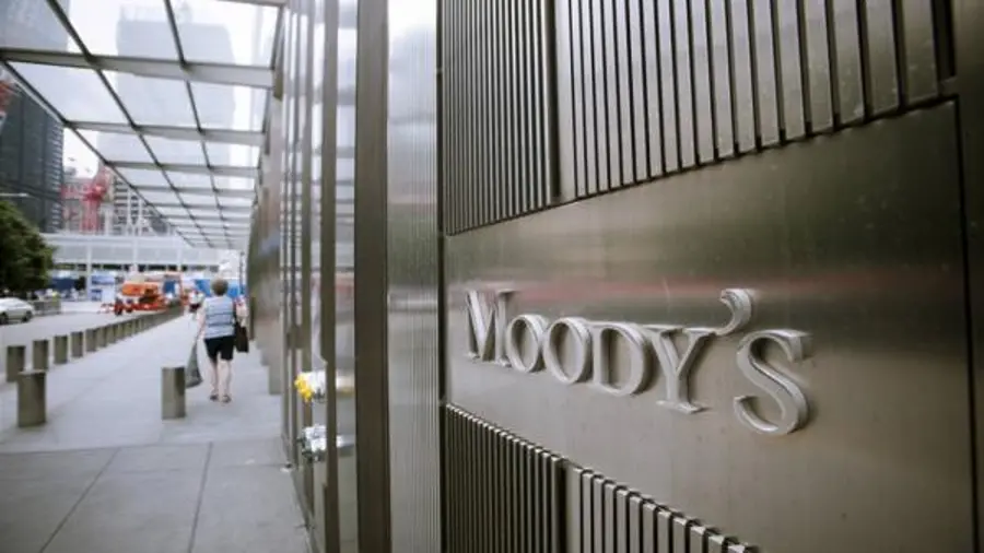 Moody’s baja calificación a CFE y a ocho bancos mexicanos