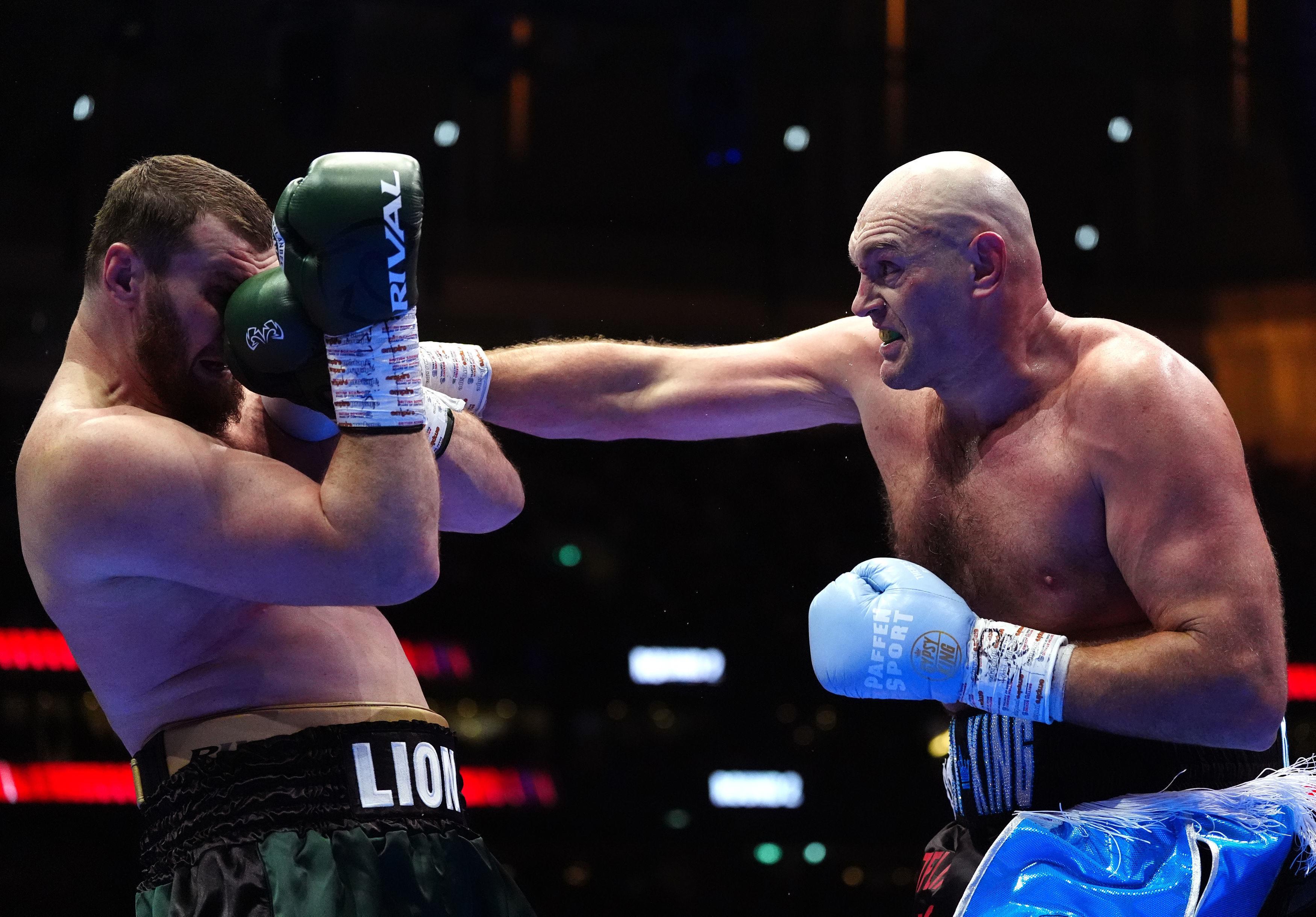 Tyson Fury vence a Arslanbek Makhmudov y confirma negociaciones para enfrentar a Anthony Joshua en 2026