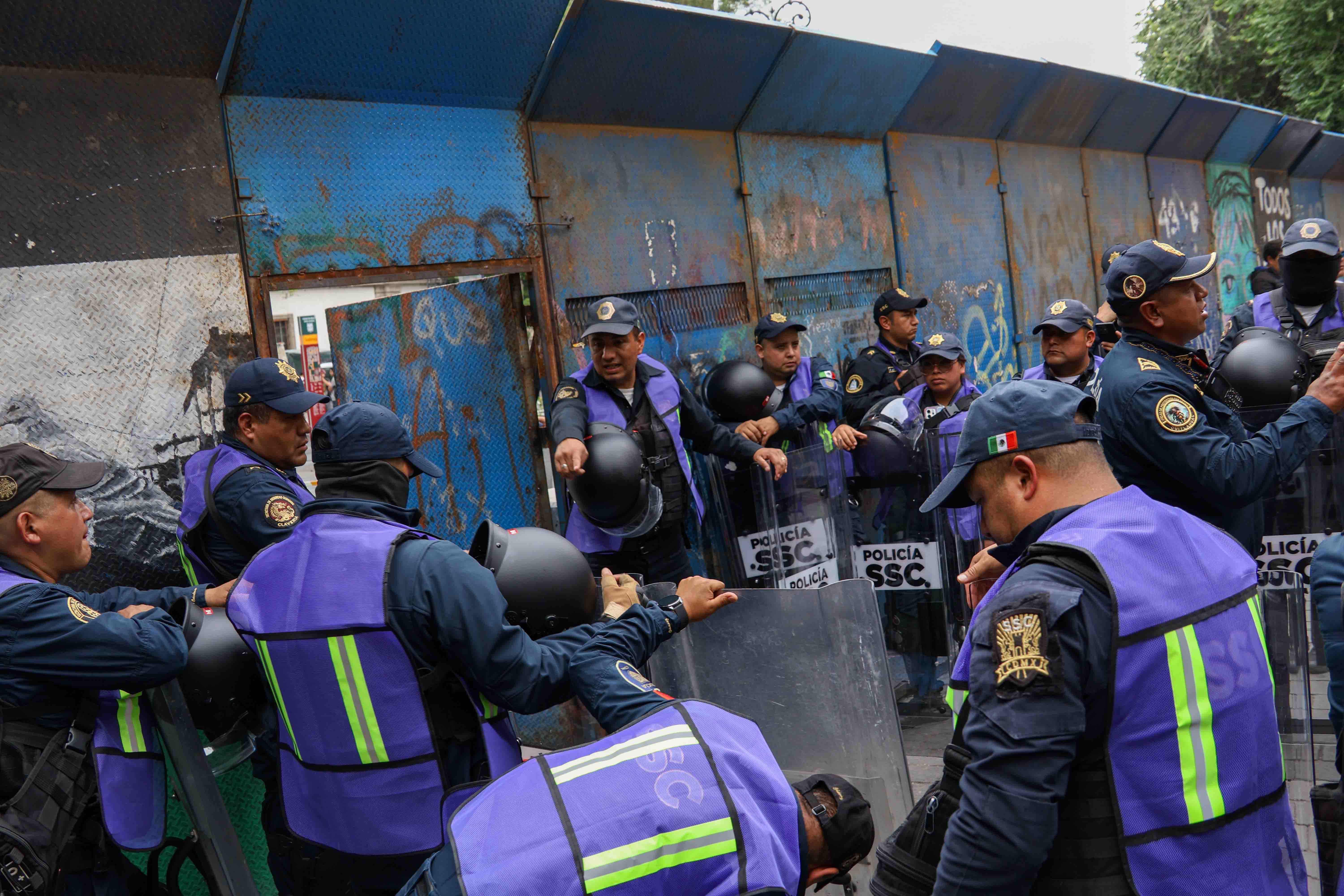 Un régimen bajo sitio: de Palacio al Azteca a...