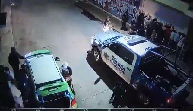 Policías de Celaya golpearon a diez personas afuera de bar. Noticias en tiempo real