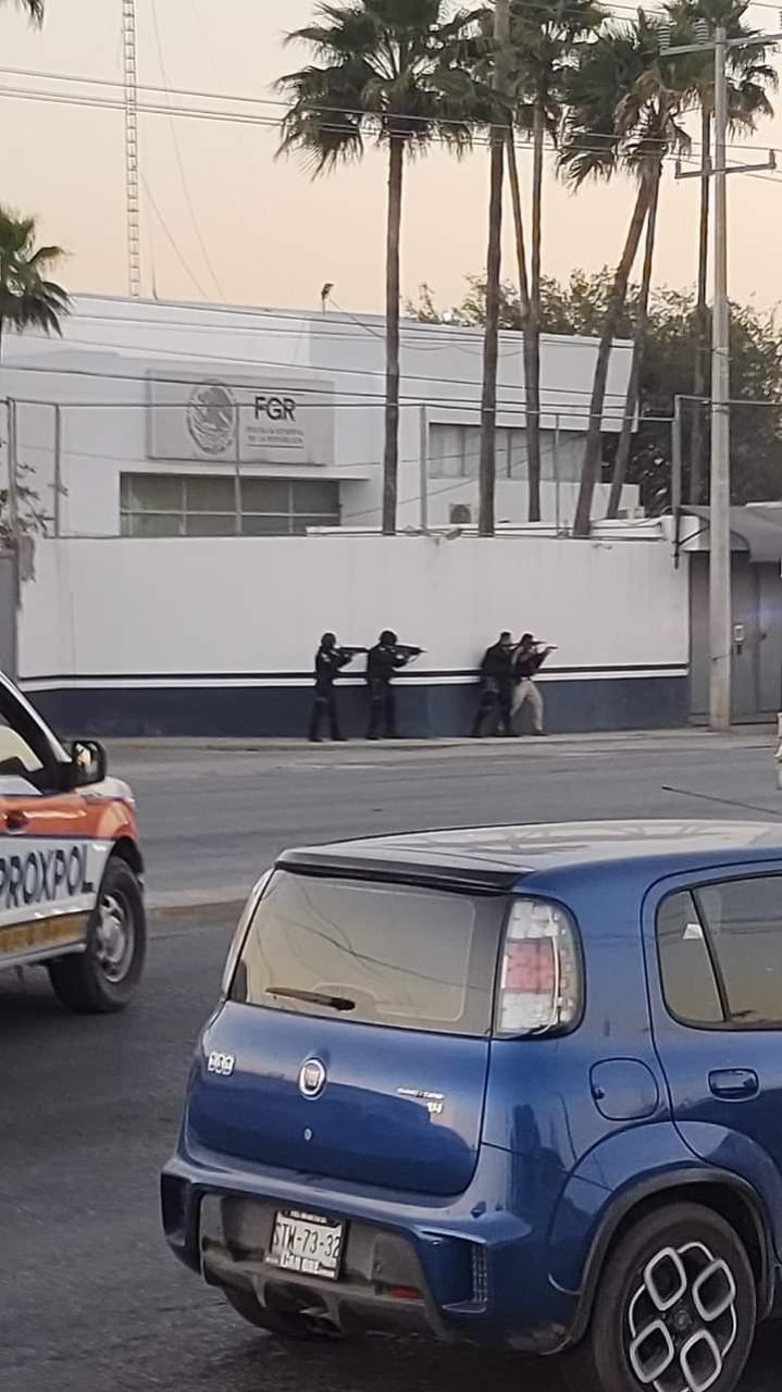 Monterrey: termina en hospital hombre armado que se atrincheró frente a la FGR . Noticias en tiempo real