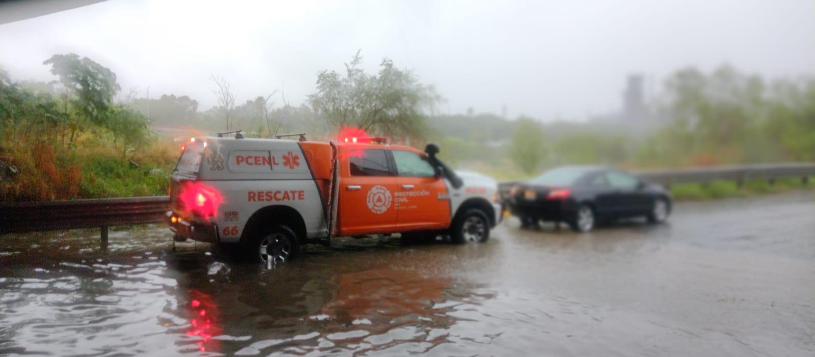 Lluvias en Nuevo León causan caos vial y encharcamientos, así como accidentes de tráfico. Noticias en tiempo real