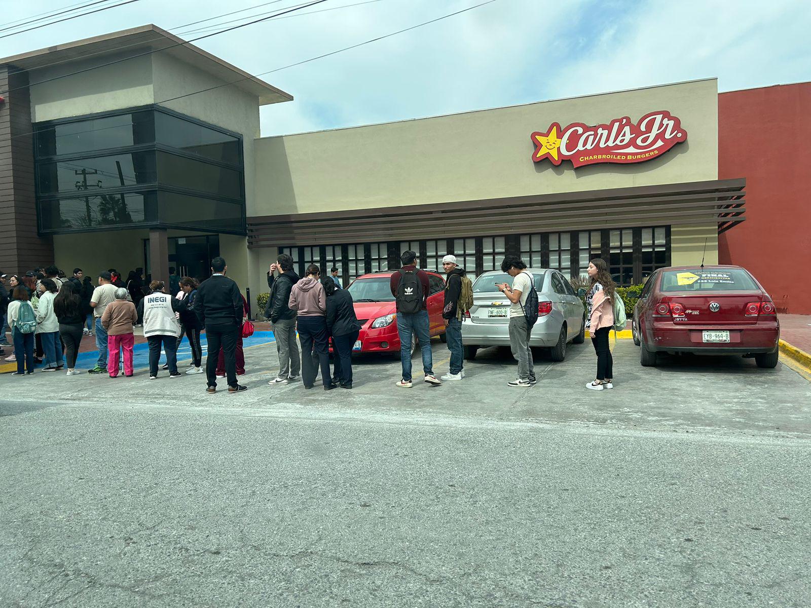 Saltillo enloquece: cadena celebra Día Bisiesto regalando hamburguesas y filas de autos y gente de a pie se extienden. Noticias en tiempo real