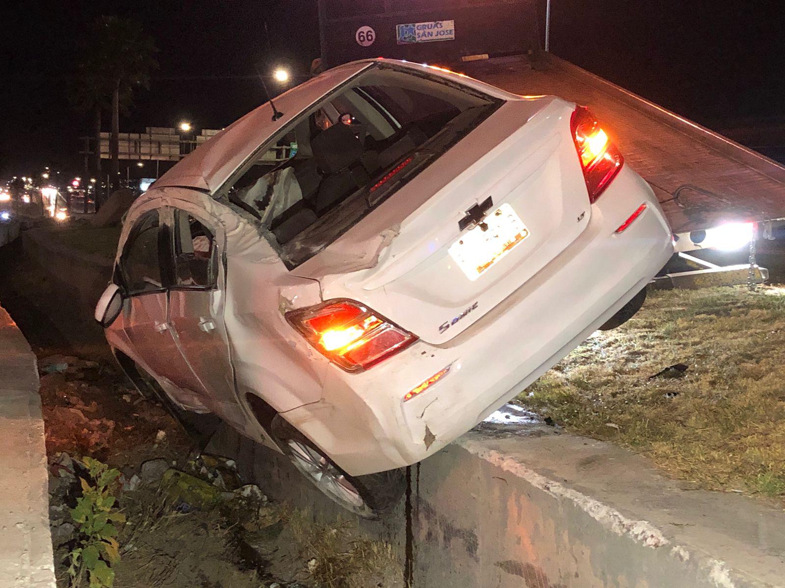 Saltillo: auto cae a canal; joven conductor alega ‘cerrón’ de transporte de personal. Noticias en tiempo real