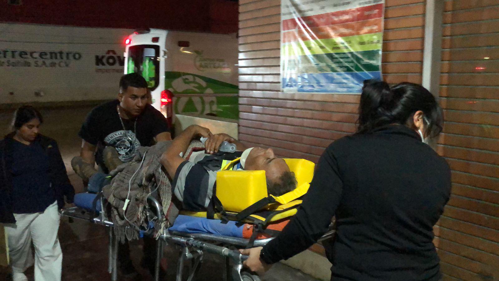 Familia vuelca y cae a barranco en Los Lirios; dos adultos mayores son trasladados graves a hospital de Monterrey. Noticias en tiempo real