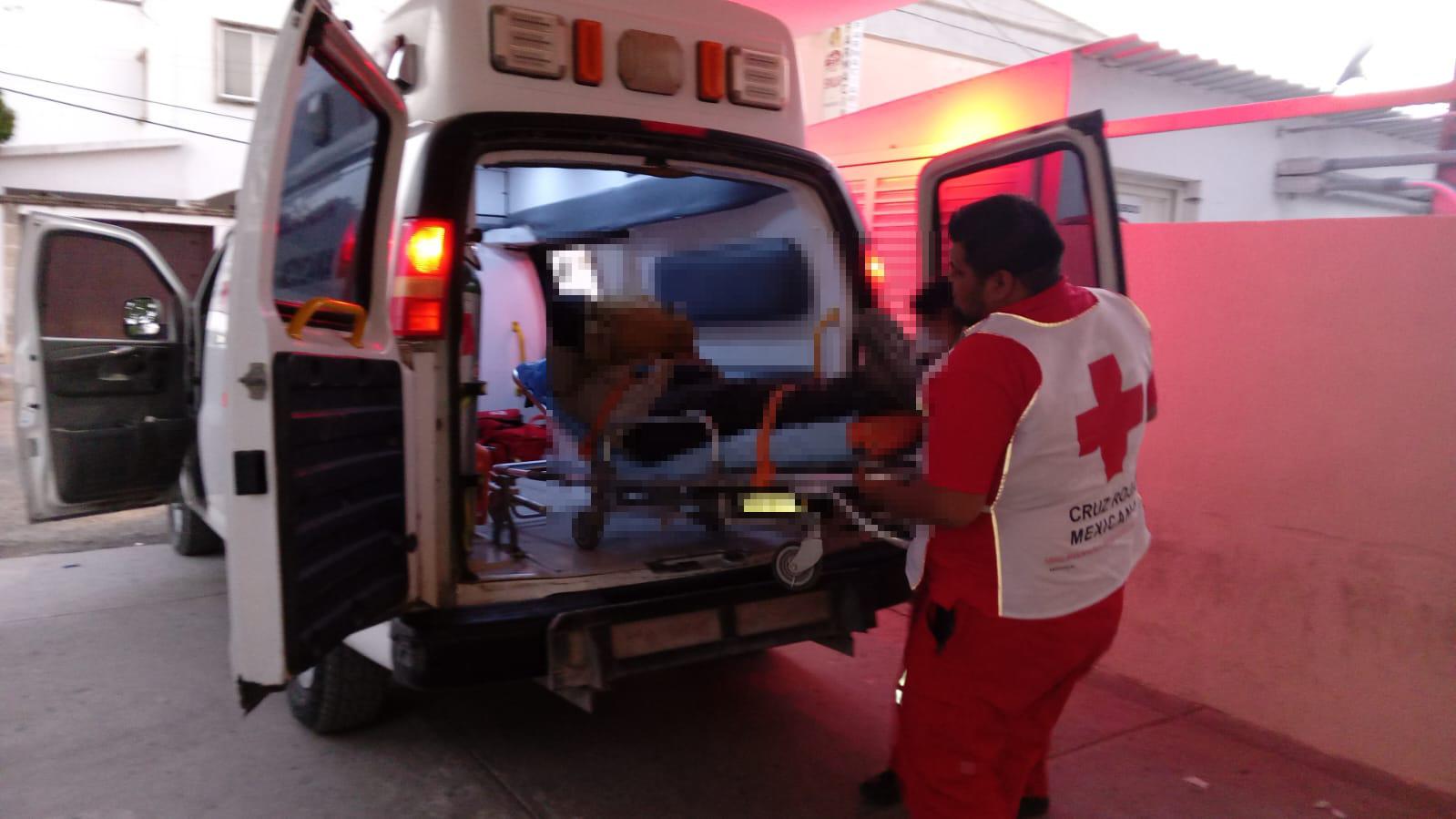 Impacta y deja lesionado a motociclista en la carretera Parras-Paila