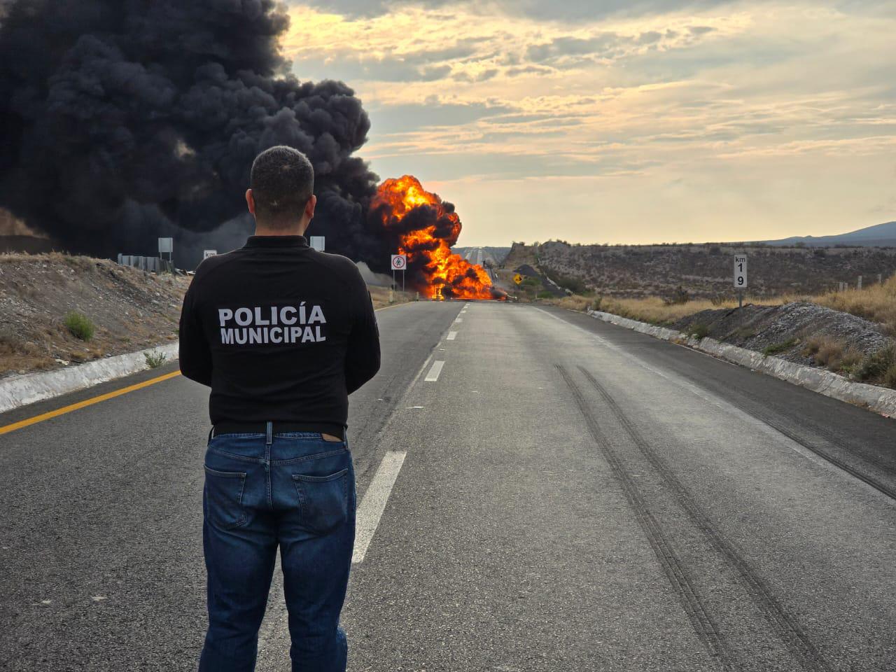 Vuelca y se incendia tráiler cargado con Gas LP en la autopista Saltillo-Torreón. Noticias en tiempo real