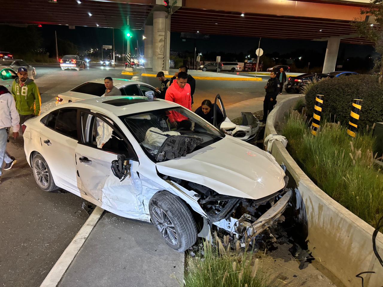 Saltillo: no respeta ‘alto’, provoca accidente y termina con su lujoso auto destrozado