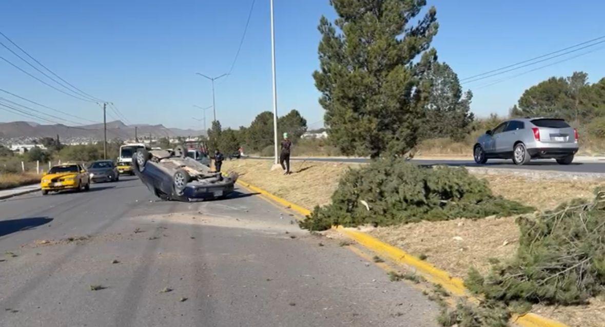 Vuelca acelerado tras derribar dos pinos al sur de Saltillo