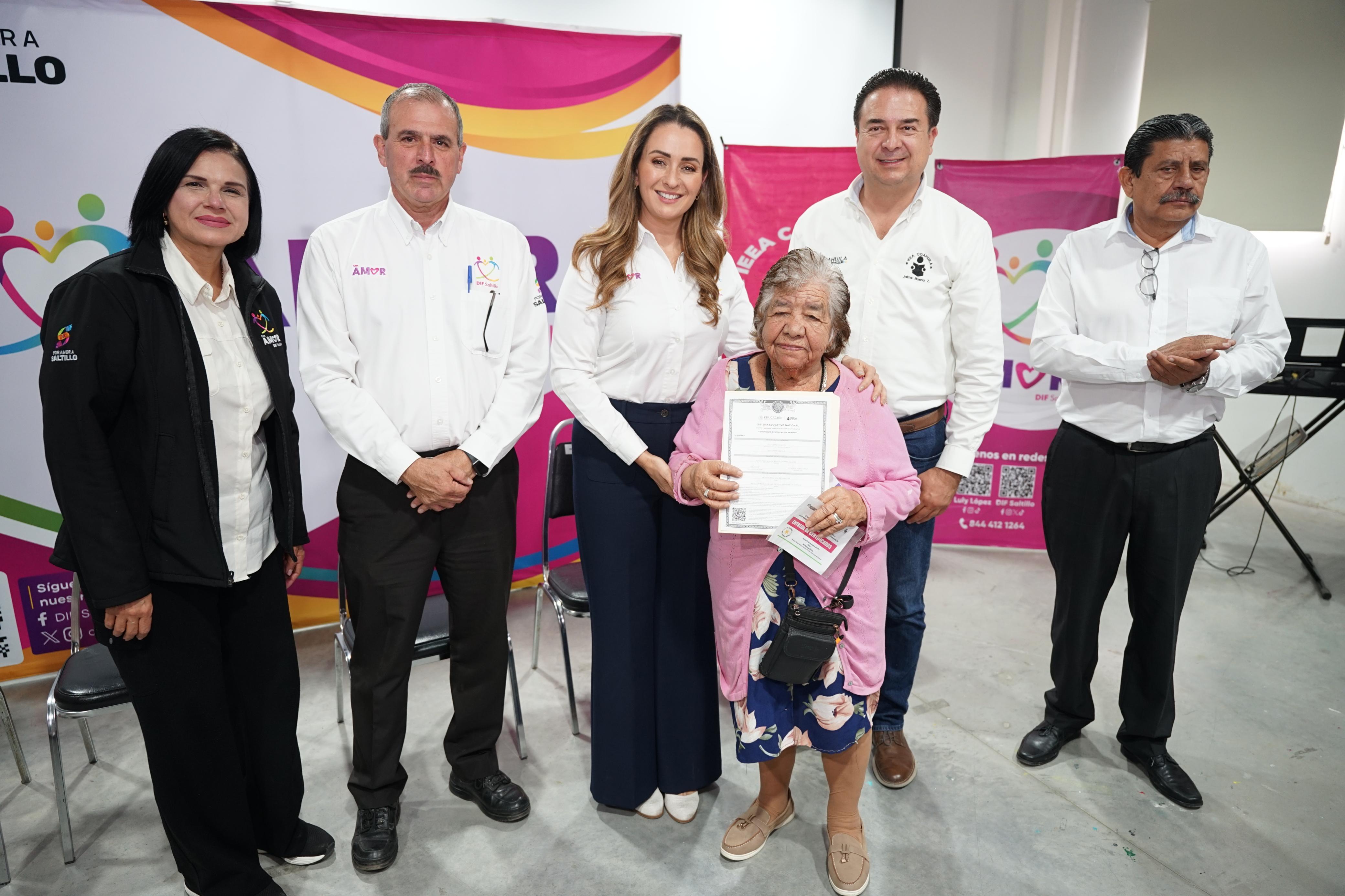 Saltillo: 52 adultos mayores concluyen su educación básica con apoyo del DIF y el IEEA. Noticias en tiempo real