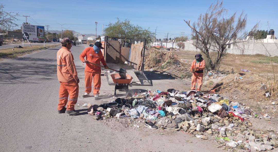 Persisten tiraderos de basura en colonias; Servicios Públicos refuerza limpieza en Torreón