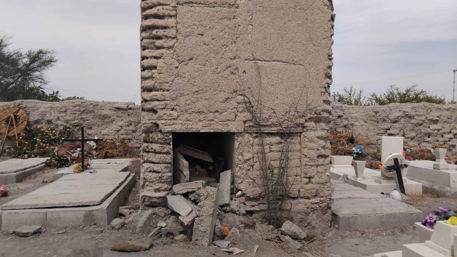 Restos momificados quedan al descubierto tras daños en tumbas de Parras