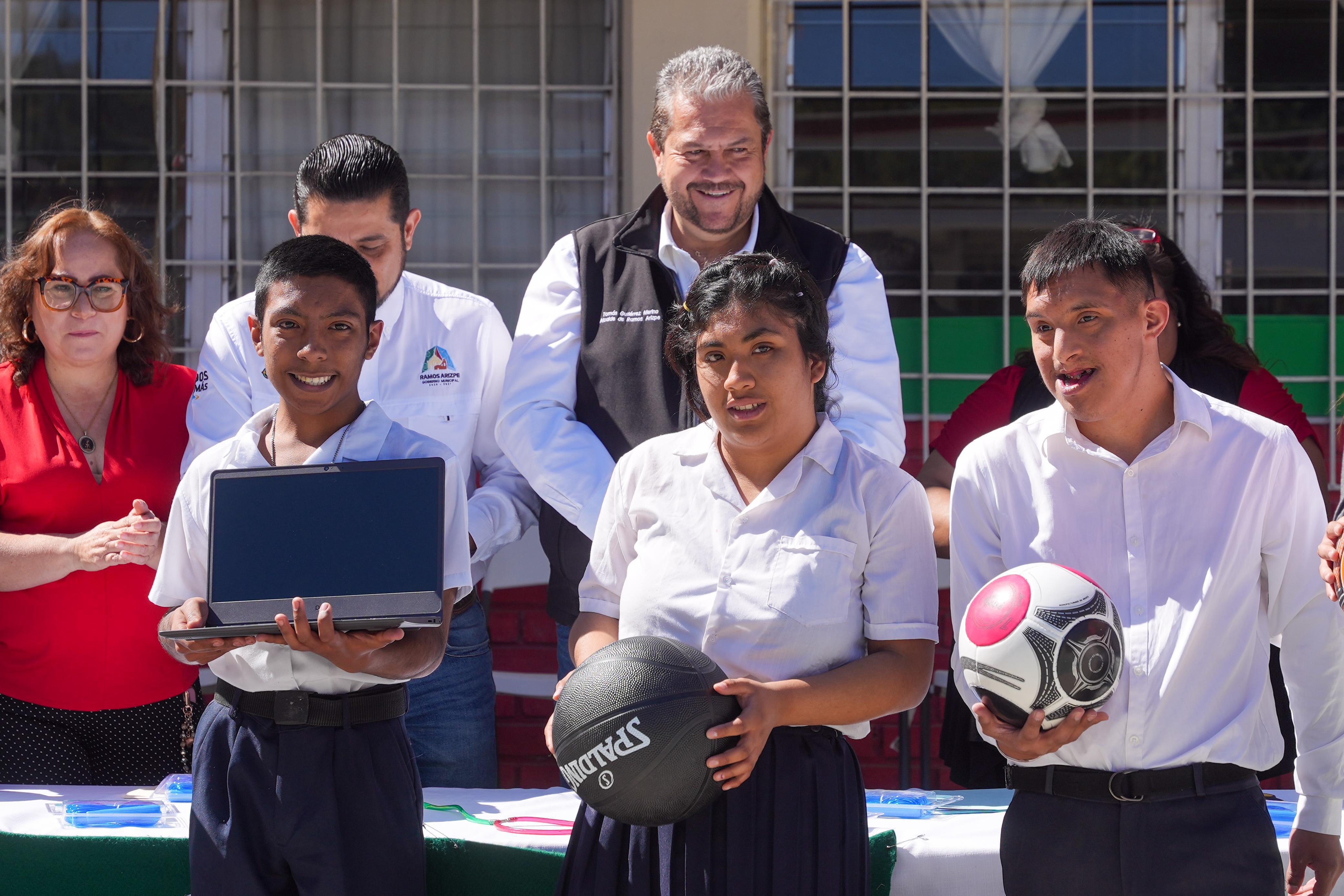 Refuerzan educación inclusiva en Ramos Arizpe con entrega de apoyos en el CAM No. 11