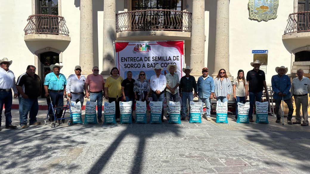 Llevan semilla de sorgo a bajo costo a productores de Huizachal y Candela