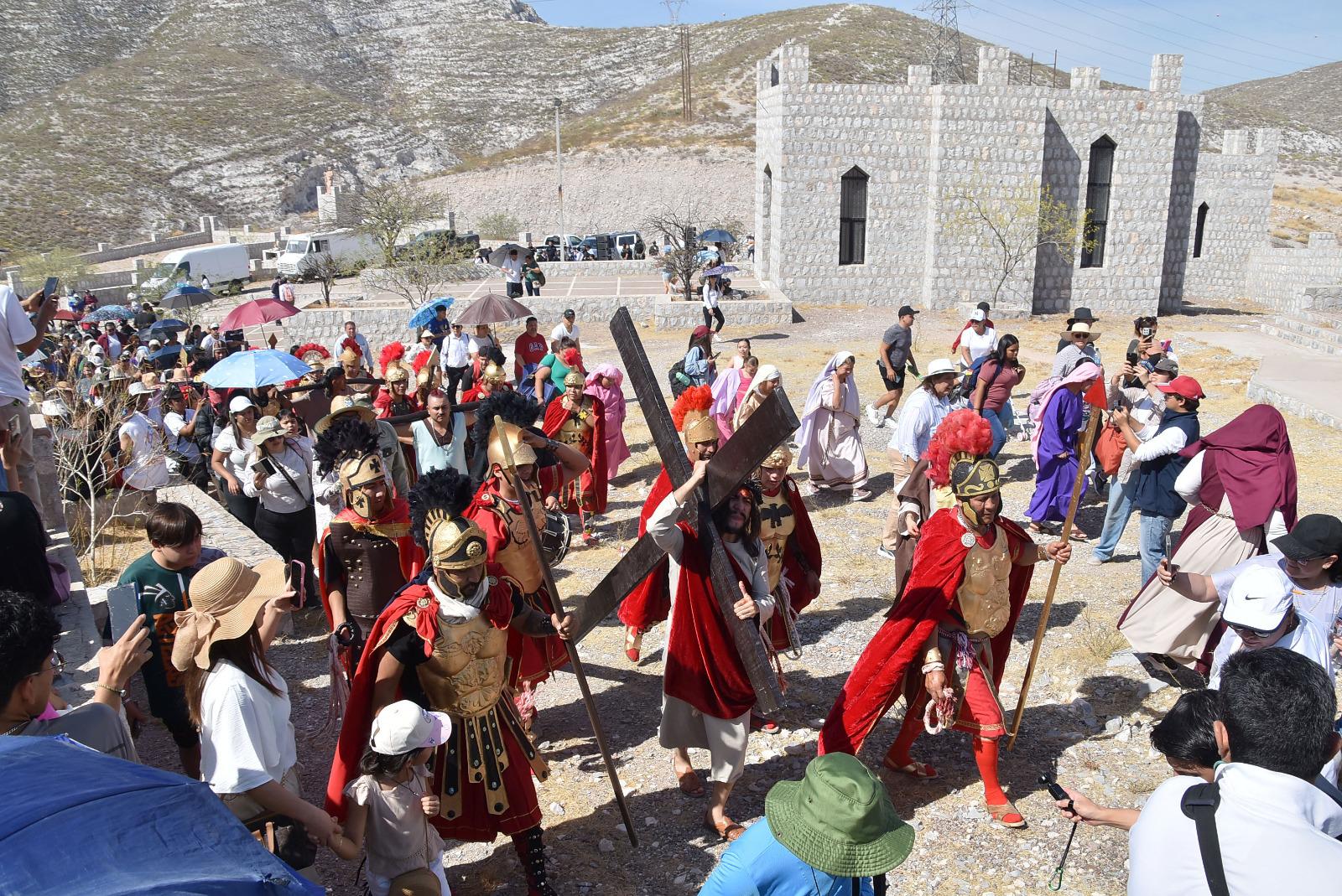 Devoción en las alturas: más de 35 mil fieles participan en el Viacrucis en el Cristo de Las Noas, en Torreón