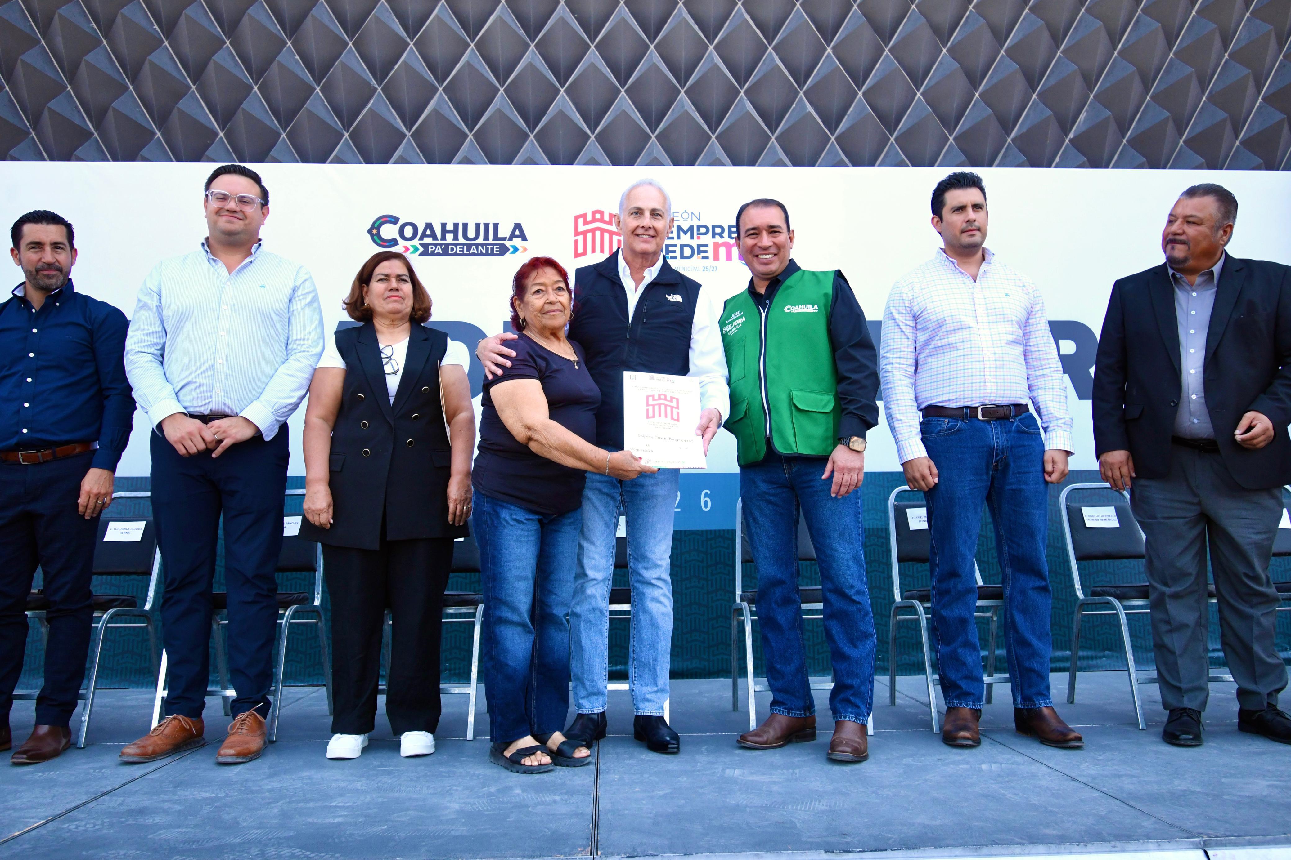 Brindan certeza patrimonial a 101 familias de Torreón con entrega de escrituras