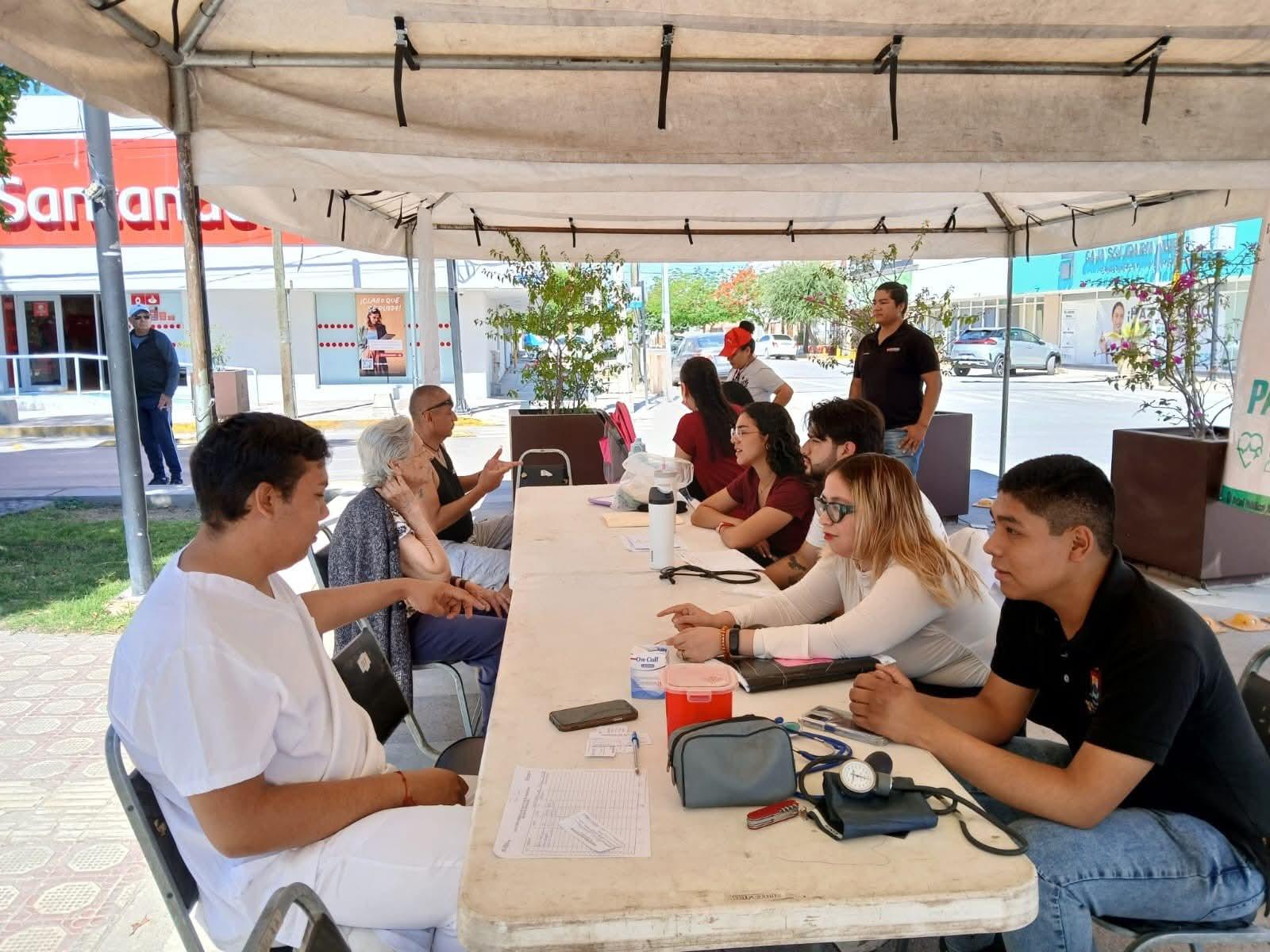 Atienden a más de 200 personas en jornadas médicas cada domingo, en Torreón
