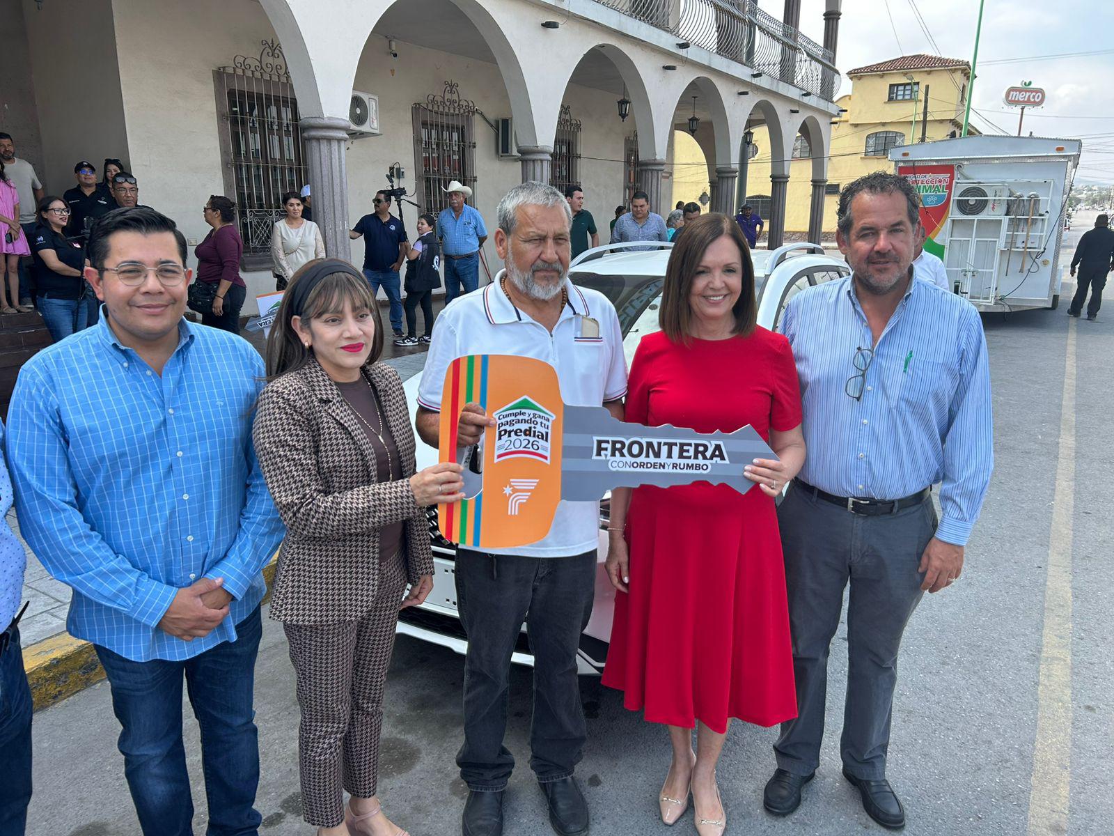 Gana exobrero de AHMSA automóvil 2025 en Frontera tras pagar 105 pesos de predial