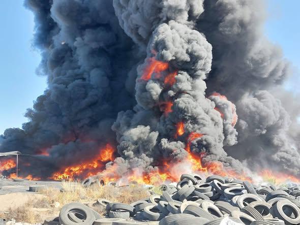 Fuerte incendio en planta recicladora cercana al ejido Vilma Ale, Gómez Palacio