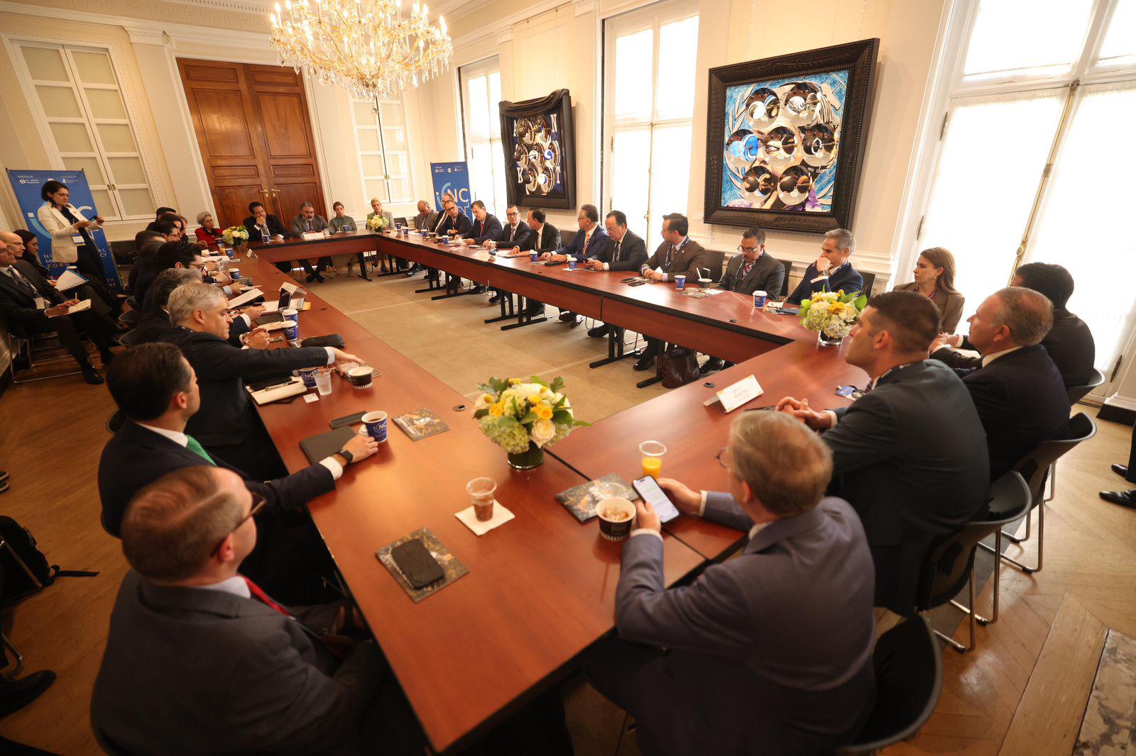 Coahuila avanza en acuerdos de electromovilidad y colaboración con Texas en Washington