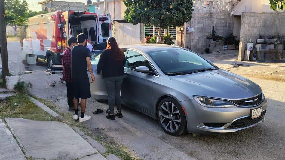 Da a luz joven a mellizos dentro de su automóvil en Torreón