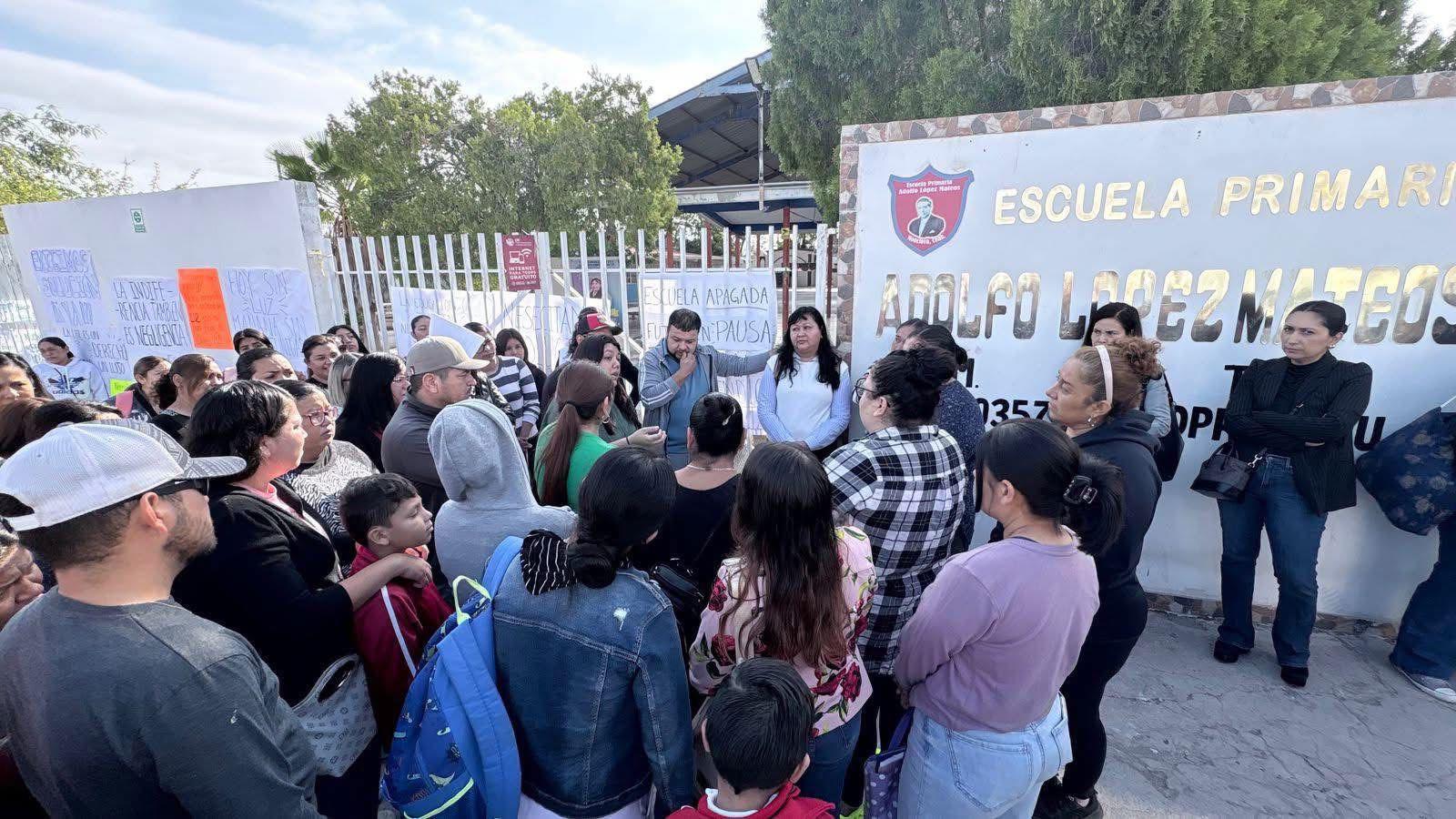 En Monclova, falla de transformador deja sin luz ni agua a primaria; pasan clases a línea por orden de SEDU