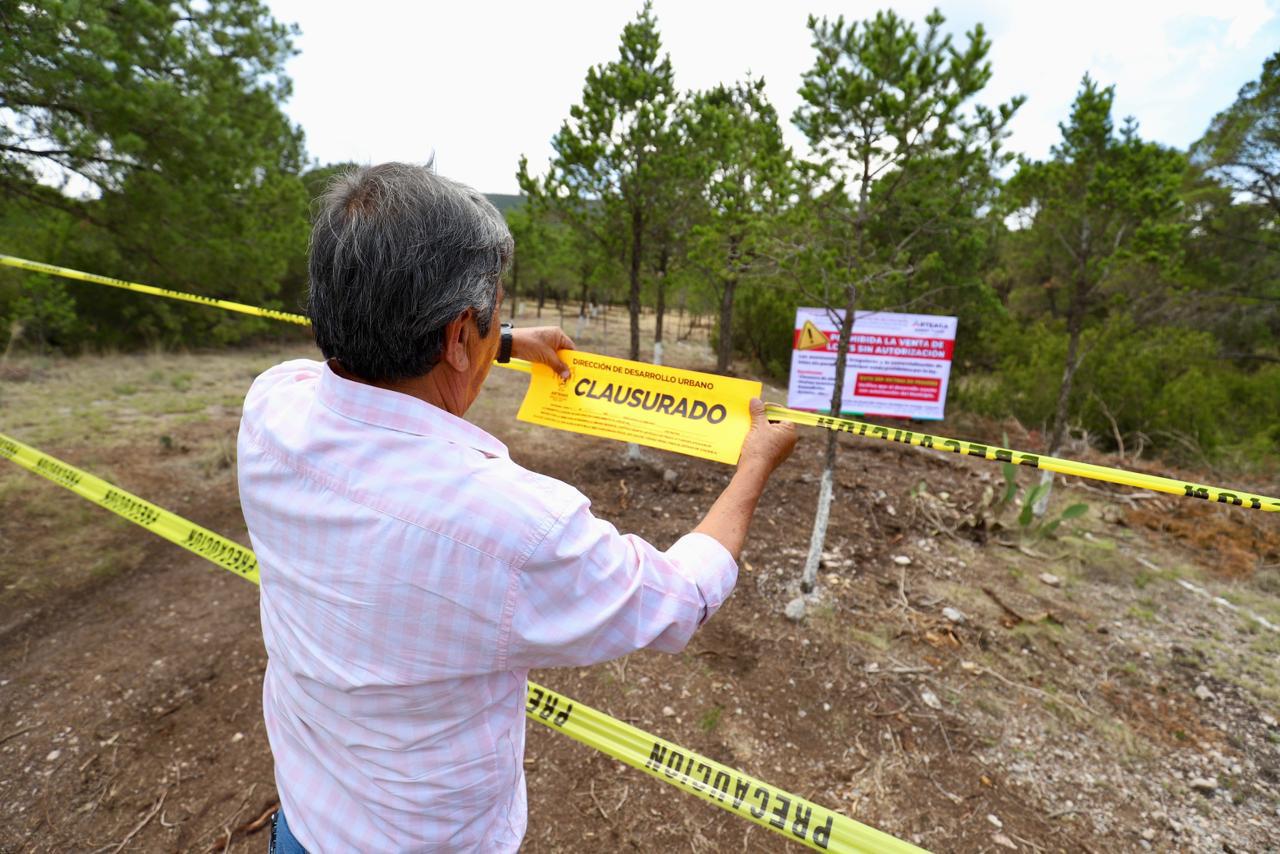 Clausuran predios por venta irregular en Sierra Hermosa, Arteaga