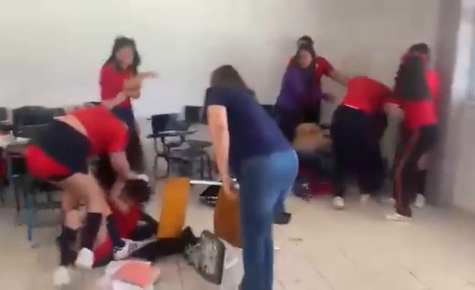 Alumnas de secundaria de Castaños se dan de golpes en pleno salón de clases y frente a su maestra