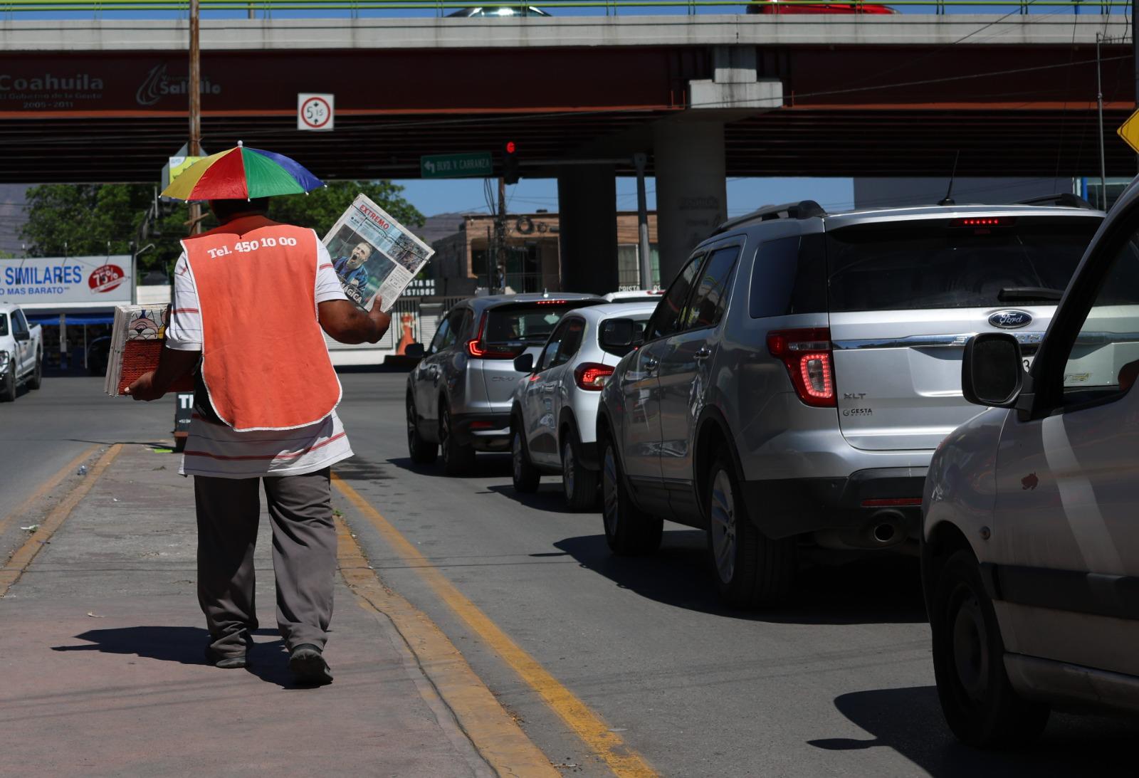 Voceador desafía la era digital desde un crucero en Saltillo y mantiene viva la tradición del periódico impreso