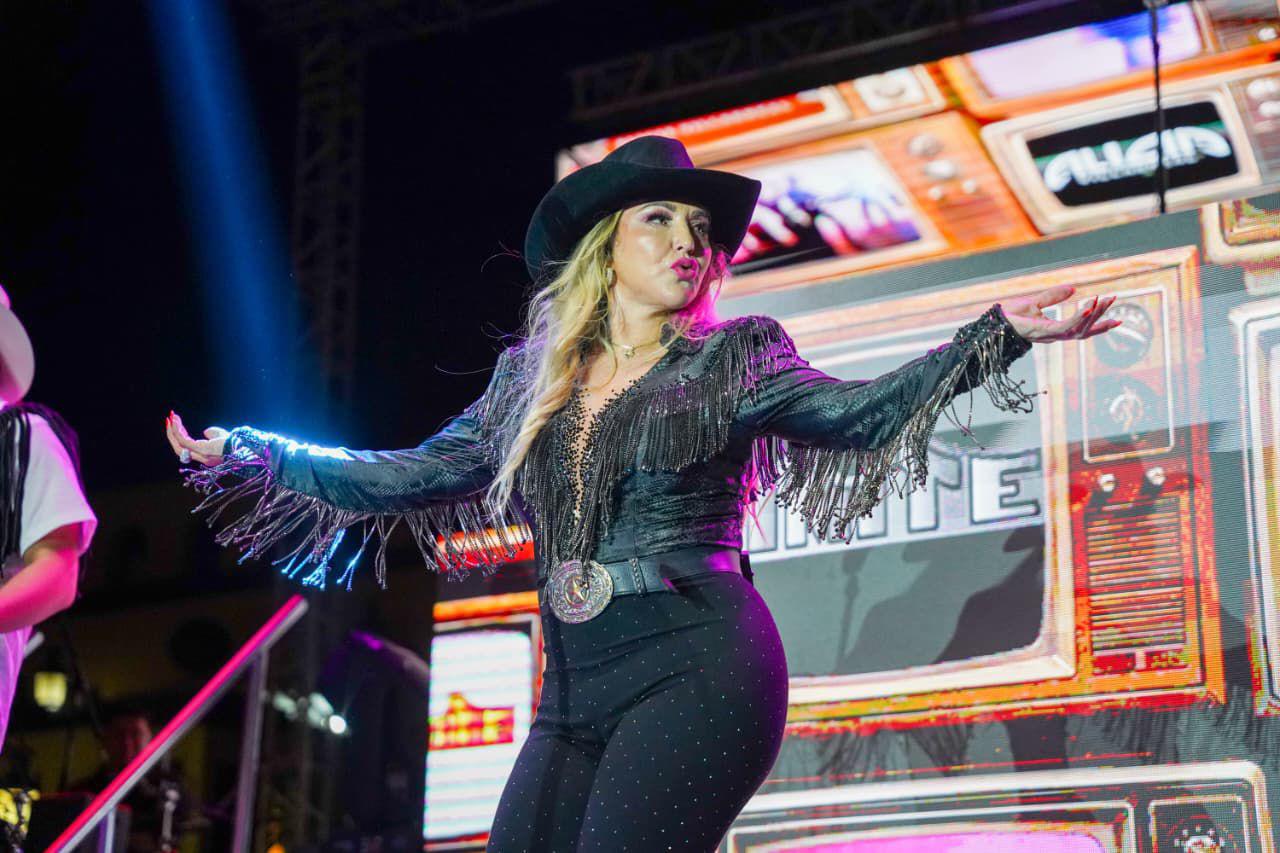 Alicia Villarreal reúne a miles en festejo por el Día de las Madres en Ramos Arizpe