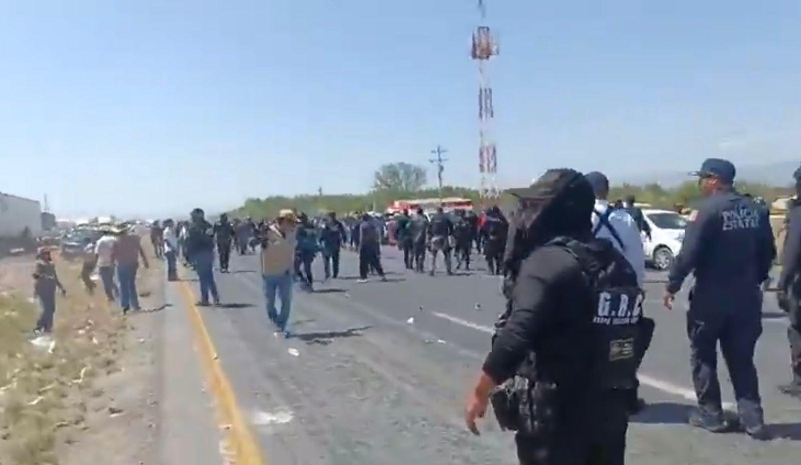 Exobreros de AHMSA bloquean la 57; se desata la violencia al intervenir la Policía Estatal para retirar a los manifestantes (video)