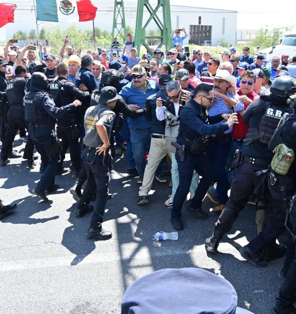 Colectivos acusan “represión estatal” tras operativo contra ex obreros de AHMSA