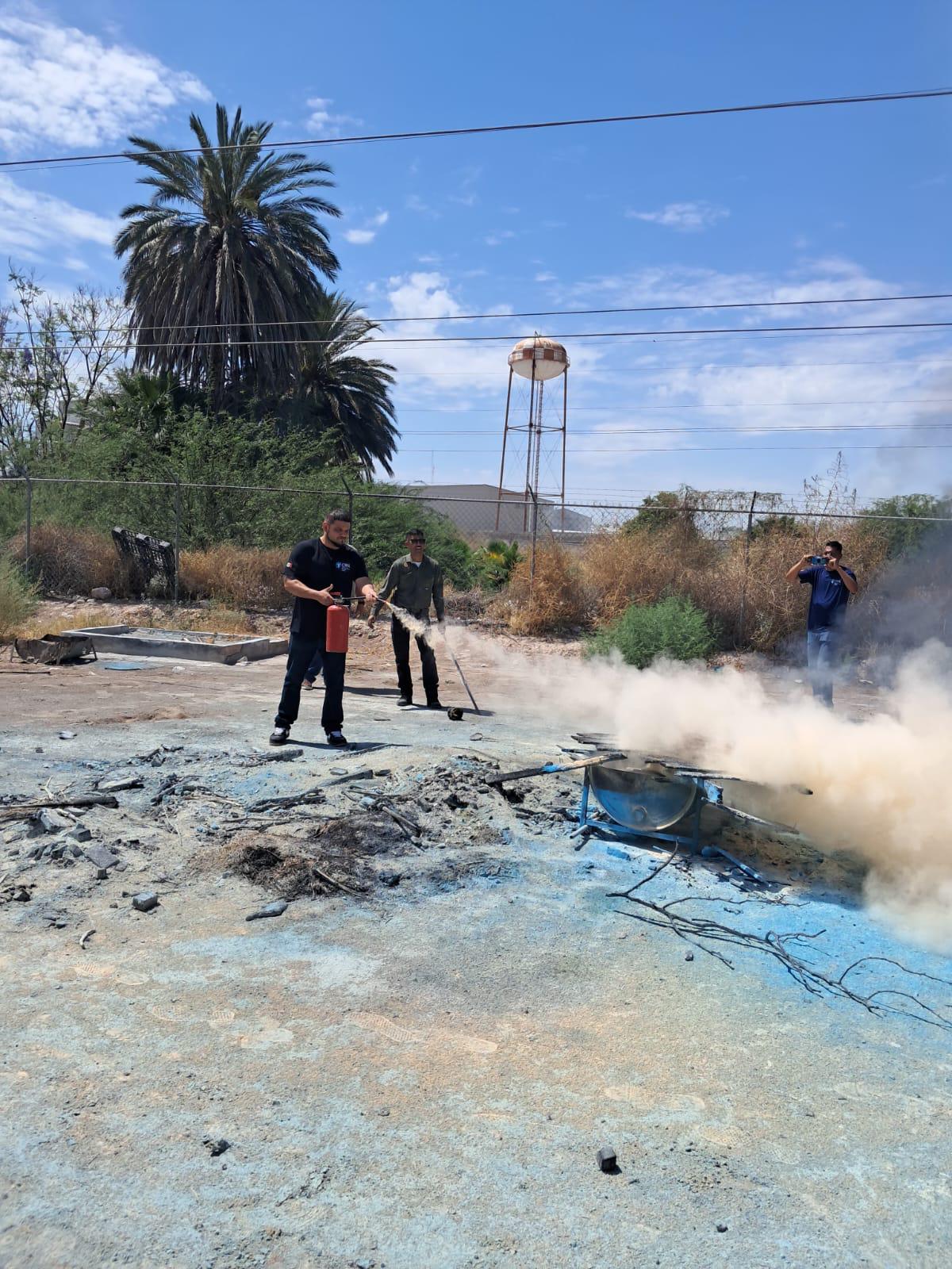 Usuarios y personal operativo de centros de rehabilitación participaron en prácticas supervisadas sobre el uso correcto de extintores en Torreón.