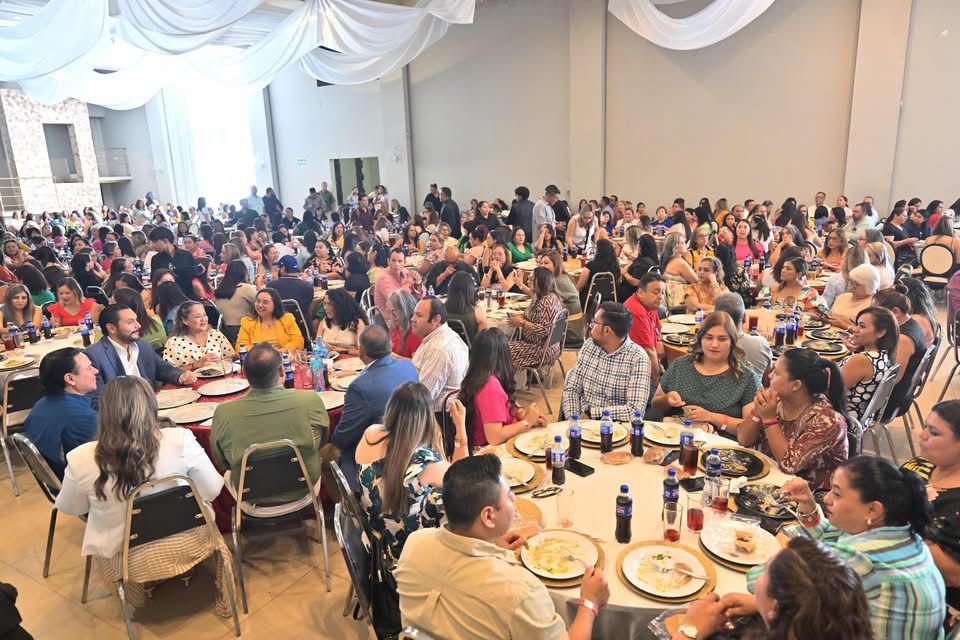 Durante la celebración por el 15 de mayo, se agradeció a las y los maestros su entrega diaria con la comunidad monclovense.