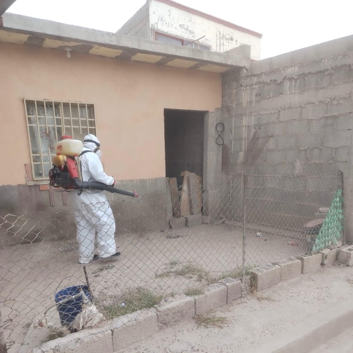 Brigadas municipales llevaron acciones contra garrapatas y nebulización en distintos sectores y ejidos de Torreón.